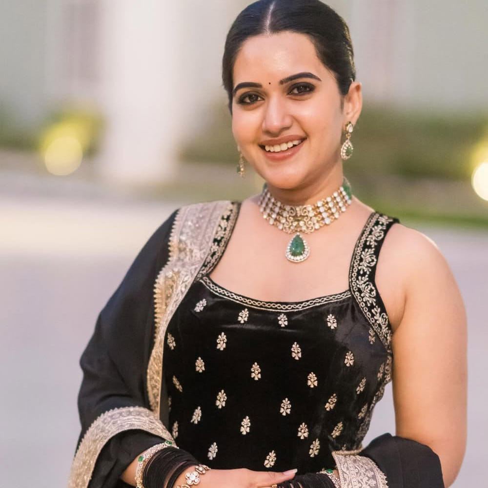  ఆమె మరెవరో కాదండి యాంకర్ స్రవంతి చొక్కారపు. బిగ్ బాస్ సీజన్ 7లో సందడి చేసింది. తన ఆట, మాట తీరుతో ఆకట్టుకుంది. విజేతగా గెలవకపోయినప్పటికీ తనకంటూ ఎంతో మంది అభిమానులను సంపాదించుకుంది. ఈ షో నుంచి బయటకు వచ్చిన తర్వాత నెట్టింట యాక్టివ్ అయ్యింది. 