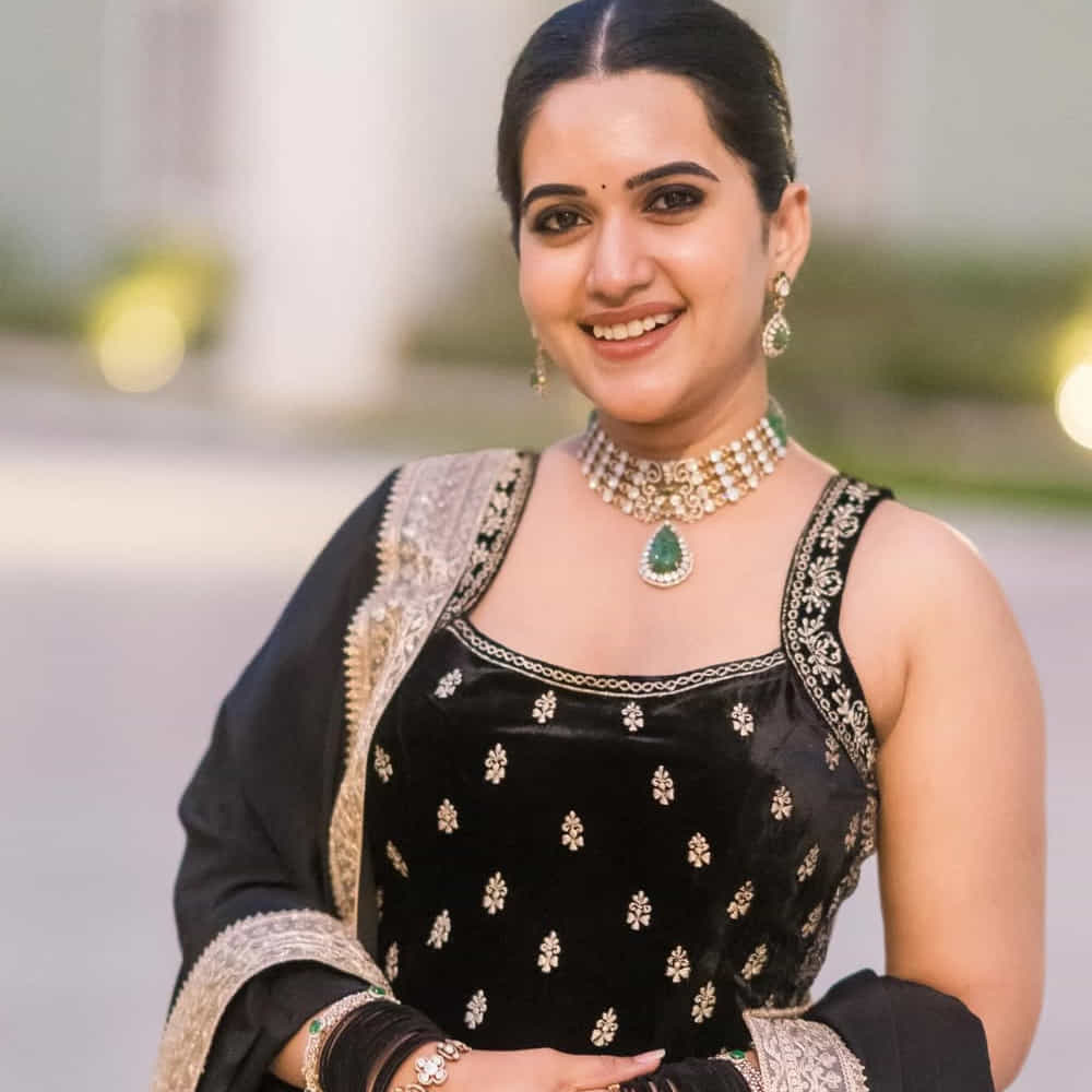 ఆమె మరెవరో కాదండి యాంకర్ స్రవంతి చొక్కారపు. బిగ్ బాస్ సీజన్ 7లో సందడి చేసింది. తన ఆట, మాట తీరుతో ఆకట్టుకుంది. విజేతగా గెలవకపోయినప్పటికీ తనకంటూ ఎంతో మంది అభిమానులను సంపాదించుకుంది. ఈ షో నుంచి బయటకు వచ్చిన తర్వాత నెట్టింట యాక్టివ్ అయ్యింది.