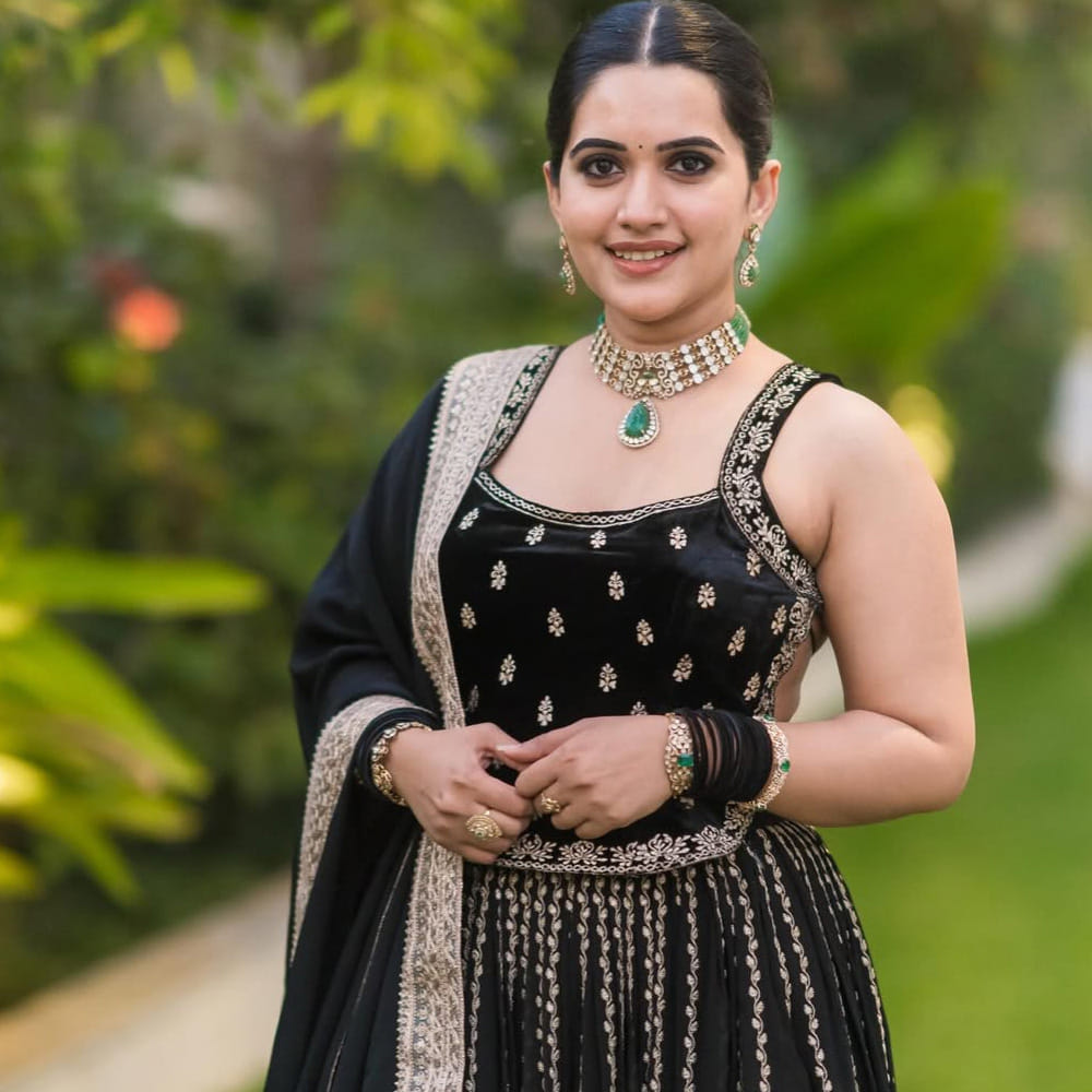 అలాగే ఇప్పుడు టీవీ షోస్, సినిమా ఈవెంట్స్ తో బిజీ బిజీగా గడుపుతోంది. ప్రస్తుతం యాంకర్ గా అలరిస్తున్నఈ అమ్మడు.. ఇప్పుడు నటిగా మారింది. ఇటీవలే  హే బలవంత్ చిత్రంలో కీలకపాత్రలో కనిపించింది. ఇందులో సుహాస్,  శివానీ నాగారం హీరోహీరోయిన్లుగా నటించగా.. ఈ చిత్రానికి పాజిటివ్ రివ్యూస్ వచ్చాయి. 