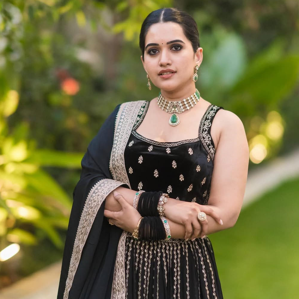 ఈ సినిమాతో అటు నటిగా ప్రశంసలు అందుకుంది స్రవంతి. అటు సోషల్ మీడియాలో యాక్టివ్ గా ఉండే ఈ ముద్దుగుమ్మ.. నిత్యం గ్లామరస్ ఫోటోలతో సందడి చేస్తుంది. తాజాగా ఆమె షేర్ చేసిన ఫోటోస్ ఇప్పుడు నెట్టింట చక్కర్లు కొడుతున్నాయి. నిజానికి స్రవంతి హీరోయిన్లకు తక్కువ కాదంటున్నారు నెటిజన్స్. 