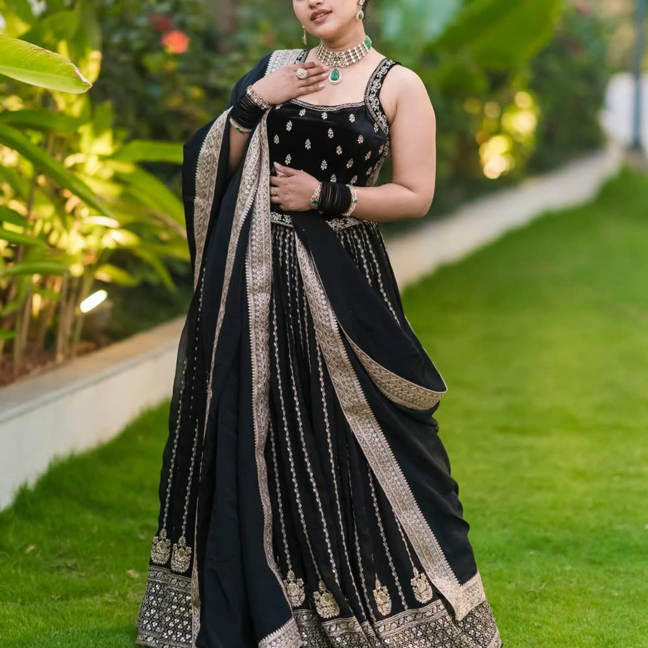 బుల్లితెరపై ఆమె చాలా ఫేమస్. బిగ్ బాస్ రియాల్టీ షో ద్వారా మంచి గుర్తింపు తెచ్చుకున్నారిలో ఈ ముద్దుగుమ్మ ఒకరు. ఇప్పుడు సినిమా ఈవెంట్స్, ఇంటర్వ్యూస్ అంటూ యాంకరమ్మగా సందడి చేస్తుంది. ఇటీవలే ఓ మూవీలో కీలకపాత్రలో నటించింది. తాజాగా ఈ అమ్మడు ఫోటోస్ ఇప్పుడు నెట్టింట వైరలవుతున్నాయి. 