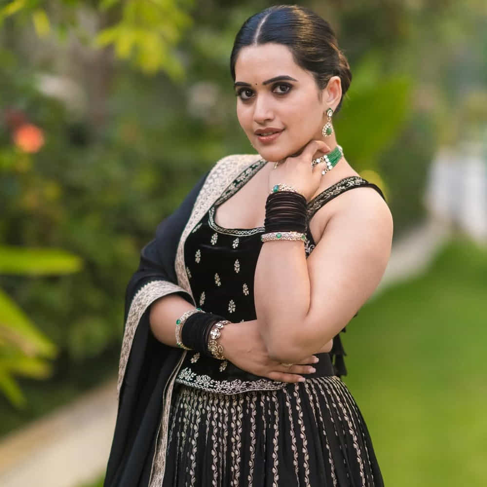 స్రవంతి చొక్కారపు ఇప్పుడు బుల్లితెరపై తనకంటూ ఓ ఇమేజ్ క్రియేట్ చేసుకుంది. చలాకీగా ఉంటూనే తన మాట తీరుతో ప్రేక్షకులను కట్టిపడేస్తుంది. మరోవైపు నెట్టింట క్రేజీ పోటోస్ షేర్ చేస్తూ నెటిజన్లను ఆకట్టుకుంటుంది.