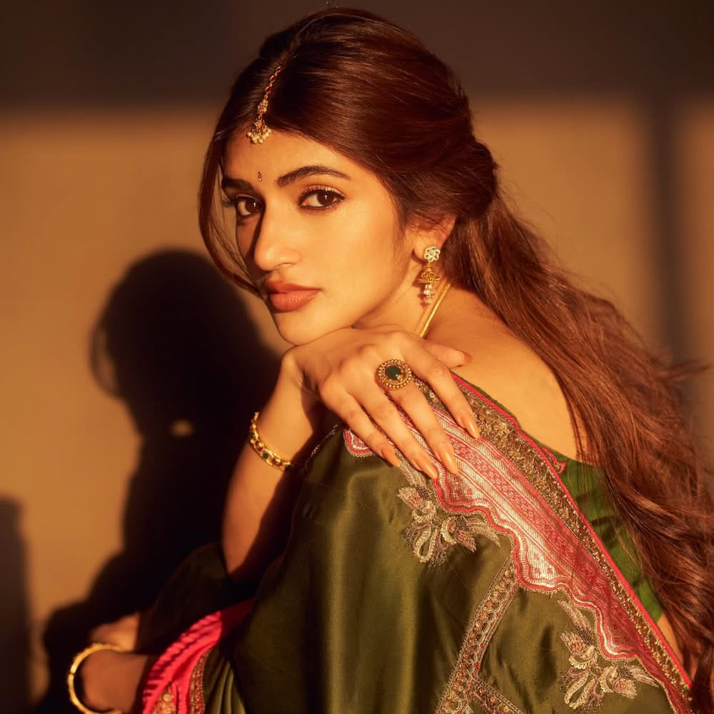  ప్రతి నగలోనూ ఎంతో సున్నితమైన పనితనం కనిపిస్తుంది. సంప్రదాయం ఉట్టిపడేలా ఆమె ఎంచుకున్న జ్యూవెల్లరీ సెలక్షన్ ఇప్పుడు ఫ్యాషన్ ప్రియులకు ఆకట్టుకుంటుంది. ప్రస్తుతం ఇన్ స్టాలో శ్రీలీల షేర్ చేసిన ఫోటోస్ క్షణాల్లోనే వైరలయ్యాయి. అందులో కళ్లతో పలికించిన హావభావాలు నెటిజన్లను మంత్రముగ్దులను చేస్తున్నాయి. 