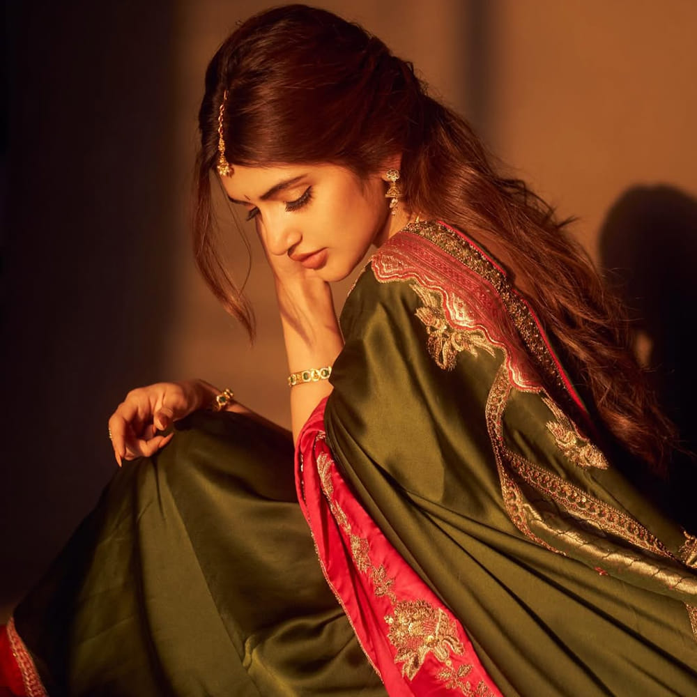 ఆమె మరెవరో కాదు.. హీరోయిన్ శ్రీలీల. రిచ్ కలర్ పట్టుచీరలో ఆమె లుక్ రాయల్ గా కనిపిస్తుంది. చీరకు మ్యాచింగ్ బ్లౌజ్, ఆమె కట్టుకున్న చీరు చాలా హుందగా ఉంది. ఫోటోల్లో ఆమె చిరునవ్వు, నిండుదనానికి ఫిదా అవుతున్నారు నెటిజన్స్. అలాగే ఆమె ధరించిన నగలు సైతం ప్రత్యేక ఆకర్షణగా నిలిచాయి. 