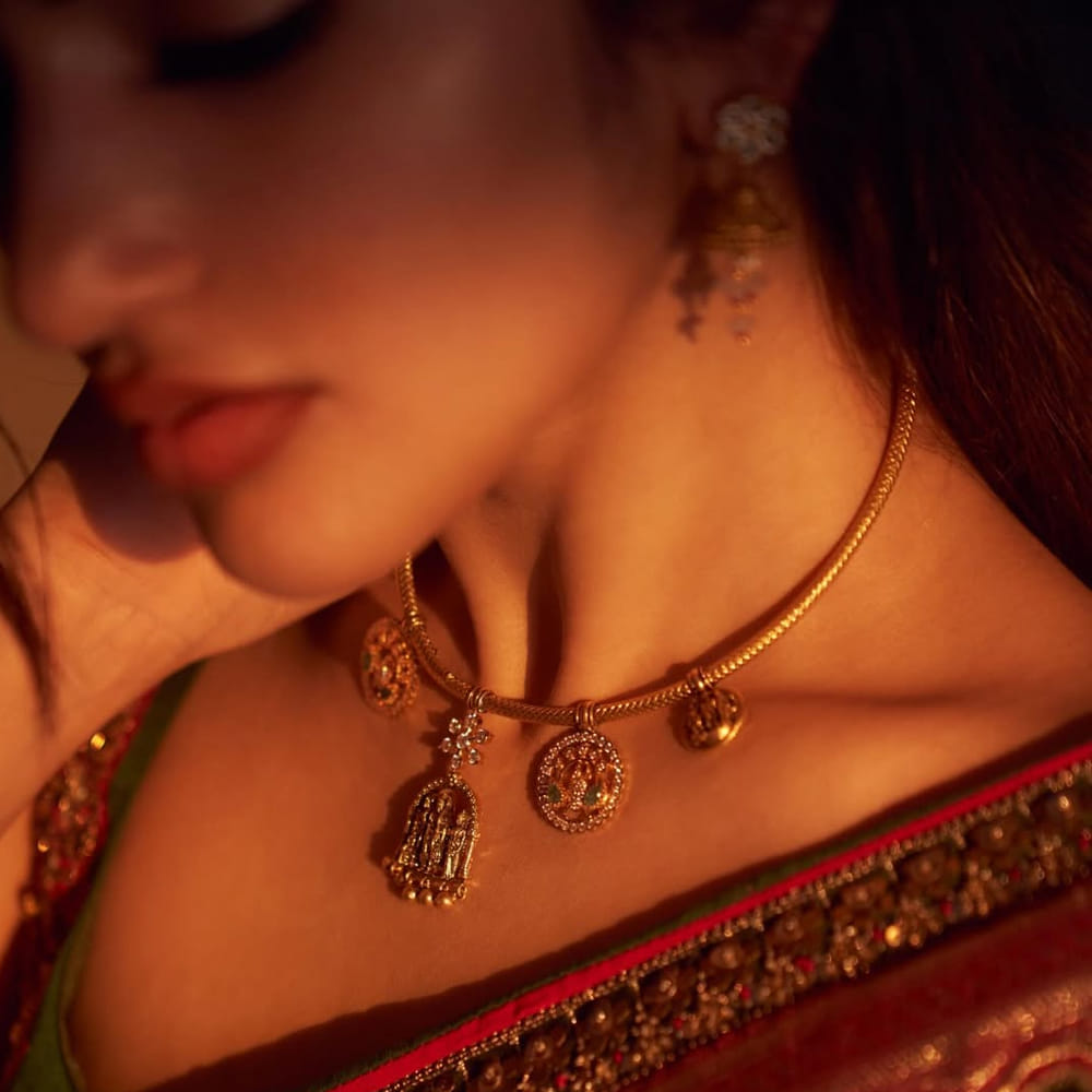 ప్రస్తుతం సోషల్ మీడియాలో ఆమె షేర్ చేసిన ఫోటోస్ చూస్తుంటే కుర్రాళ్లకు మతిపోగొట్టేస్తుంది. పట్టు చీరకట్టులో అచ్చమైన తెలుగింటి ఆడపడుచులా మెరిసిపోతుంది. సంప్రదాయ చీరకట్టులో మరింత రెట్టింపు అందంతో కనిపిస్తూ అభిమానులకు కంటిమీద కునుకు లేకుండా చేస్తుంది ఈ వయ్యారి. ఇంతకీ ఆమె ఎవరో తెలుసా..