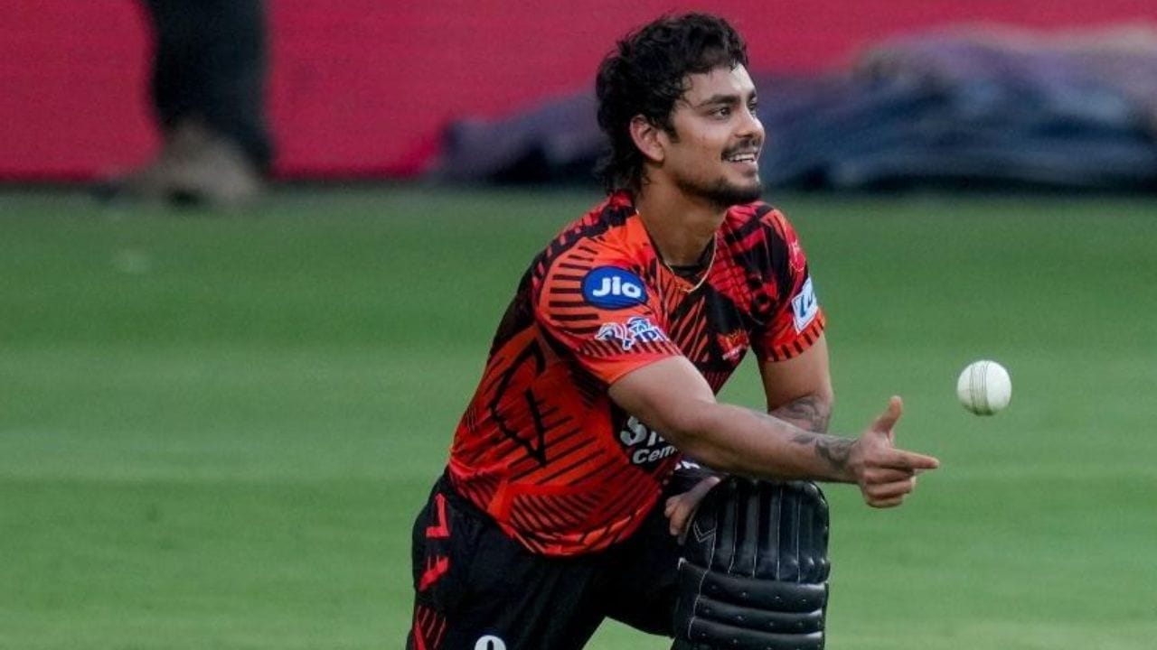 ఆర్‌సీబీపై ఇషాన్ కిషన్ ఆడిన 80 పరుగుల ఇన్నింగ్స్, అతడిని ఐపీఎల్‌లో 3,000 పరుగుల మైలురాయిని చేరుకునేలా చేసింది. అతను ఇప్పుడు 120 మ్యాచ్‌లలో 113 ఇన్నింగ్స్‌లలో 3,078 పరుగులు సాధించాడు. ఐపీఎల్‌లో అత్యంత తక్కువ బంతుల్లో 3,000 పరుగులు సాధించిన ఆరో భారత ఆటగాడు, నాల్గవ వికెట్ కీపర్‌గా అతను నిలిచాడు.