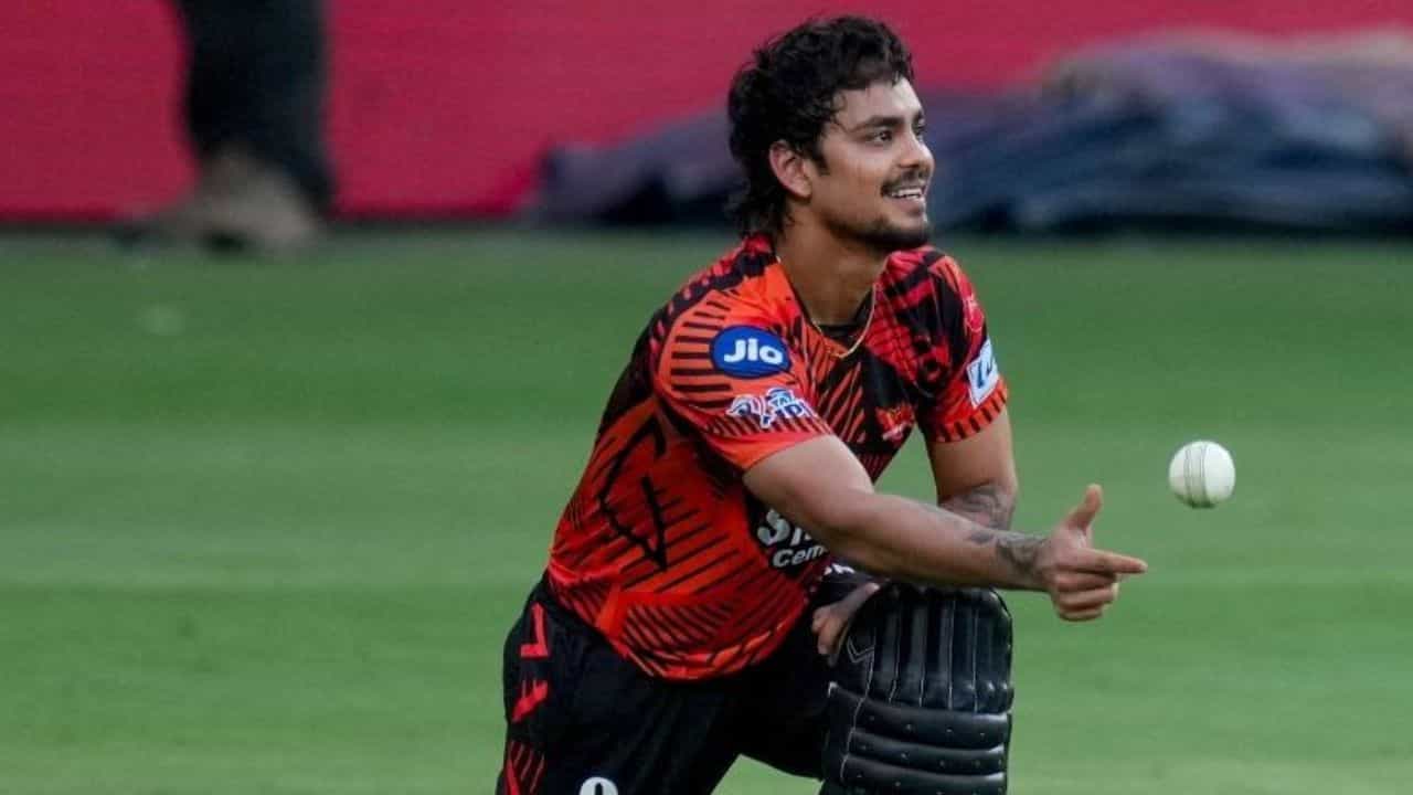 ఆర్‌సీబీపై ఇషాన్ కిషన్ ఆడిన 80 పరుగుల ఇన్నింగ్స్, అతడిని ఐపీఎల్‌లో 3,000 పరుగుల మైలురాయిని చేరుకునేలా చేసింది. అతను ఇప్పుడు 120 మ్యాచ్‌లలో 113 ఇన్నింగ్స్‌లలో 3,078 పరుగులు సాధించాడు. ఐపీఎల్‌లో అత్యంత తక్కువ బంతుల్లో 3,000 పరుగులు సాధించిన ఆరో భారత ఆటగాడు, నాల్గవ వికెట్ కీపర్‌గా అతను నిలిచాడు.