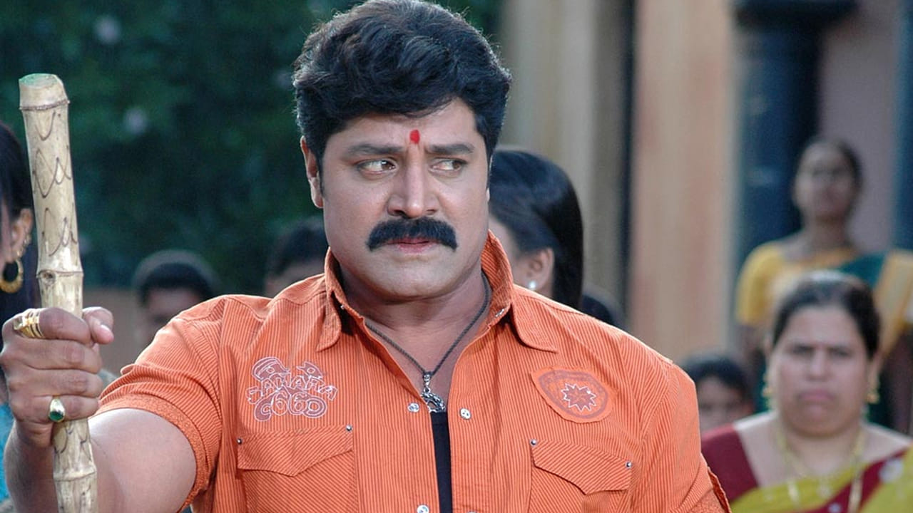 ఒకానొక దశలో, అశోక్ తేజ నిరాశతో పాటలు రాయడం ఆపేసి, తిరిగి తన ఉద్యోగంలో చేరాలని భావించారు. ఆ సమయంలో శ్రీహరి అండగా నిలిచారని గుర్తుచేసుకున్నారు. "నీకు పాటలు గిట్టలు లేవని చెప్పి ఇంటికి వెళ్ళిపోయి మళ్ళీ ఉద్యోగంలో జాయిన్ కావద్దు. నాకు 17 సినిమాలు వస్తున్నాయి హీరోగా. ప్రతి సినిమాలో నీ పాట ఉంటది. నీకేమైనా డబ్బులు కావాలంటే చెప్పు నేను నెలకు 10000 మీ ఇంటికి పంపియమంటే నీకు నేను ఇస్తా" అని ధైర్యం చెప్పిన తీరును అశోక్ తేజ గుర్తు చేసుకున్నారు.