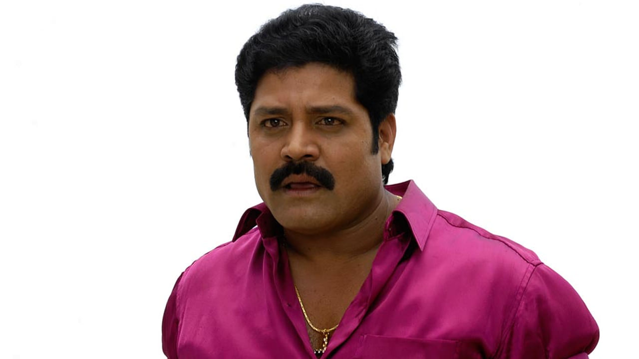 "అయోధ్య రామయ్య", "గణపతి" వంటి పలు చిత్రాలలో శ్రీహరి కోసం తాను పాటలు రాశానని, పూరి జగన్నాథ్ వంటి దర్శకులు కూడా శ్రీహరి సినిమాలకు తన చేత పాటలు రాయించేవారని ఆయన గుర్తు చేసుకున్నారు. దాసరి నారాయణ రావు మరియు శ్రీహరి తర్వాత, తన కెరీర్‌లో కృష్ణవంశీ ప్రభావం గురించి సుద్దాల అశోక్ తేజ ప్రస్తావించారు. తెలుగు సినిమా దర్శకులలో కృష్ణవంశీకి దర్శకత్వంపై ఉండే పట్టు అసాధారణమని ఆయన ప్రశంసించారు. హిట్లు, ఫ్లాప్‌లు పక్కన పెడితే, ఆయన వ్యక్తిత్వం, ఆలోచనా విధానం అద్భుతమని తెలిపారు. 