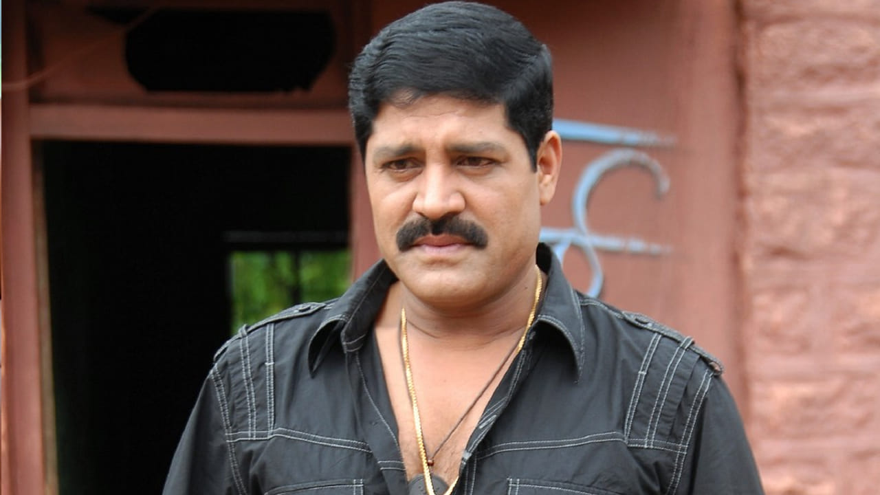 టాలీవుడ్ గేయ రచయిత సుద్దాల అశోక్ తేజ నటుడు శ్రీహరి, దర్శకుడు కృష్ణవంశీ తన సినీ ప్రస్థానంపై చూపిన ప్రభావం గురించి వివరించారు. శ్రీహరి "రాములమ్మ" పాటలు విన్న తర్వాత తనకు పరిచయమయ్యారని, ఆ తర్వాత తమ మధ్య బలమైన బంధం ఏర్పడిందని అశోక్ తేజ తెలిపారు. హైదరాబాద్‌లోని బాలానగర్‌లో పేదరికంలో పాలు వ్యాపారం చేసుకుంటూ వచ్చిన శ్రీహరి, అశోక్ తేజ వంటి వారి పాటలంటే ఎంతో ఇష్టపడేవారని ఆయన చెప్పారు.