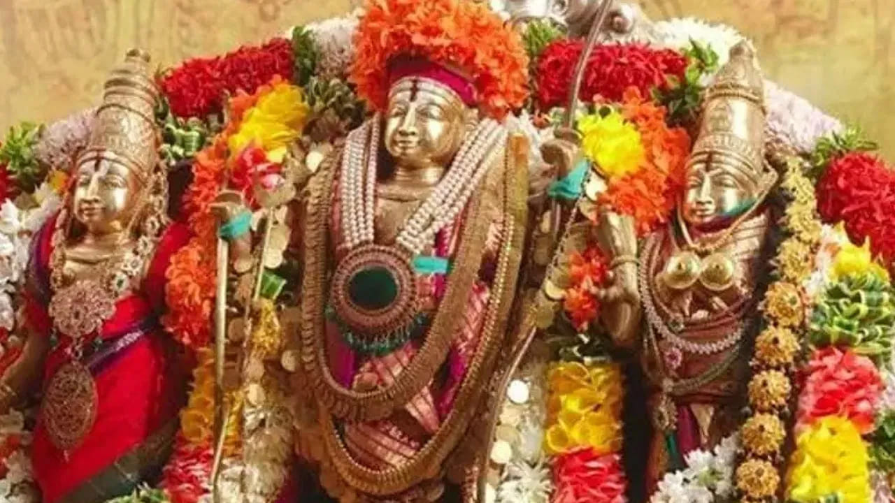 శ్రీరాముడు చైత్ర మాసంలో శుక్ల పక్షంలో తొమ్మిదవ రోజు పునర్వసు నక్షత్రం, అభిజిత్ లగ్నంలో జన్మించాడు  అని అంటారు. అందుకే  ప్రతి సంవత్సరం చైత్ర శుక్ల పక్షమి తొమ్మిదొవ రోజున శ్రీరామ నవమి పండుగను నవమి తిథిలో ఘనంగా భక్తి శ్రద్ధలతో జరుపుకుంటారు. 