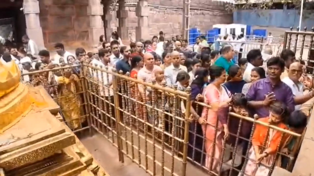 దర్శనార్థమై క్యూ లైన్లు, కంపార్ట్‌మెంట్లలో ఉన్న కన్నడ,మహారాష్ట్ర భక్తులకు ఎప్పటికప్పుడు అల్పాహారం, బిస్కట్స్ మంచినీరు అందిస్తున్నామని దేవస్థానం ఈవో శ్రీనివాసరావు తెలిపారు.