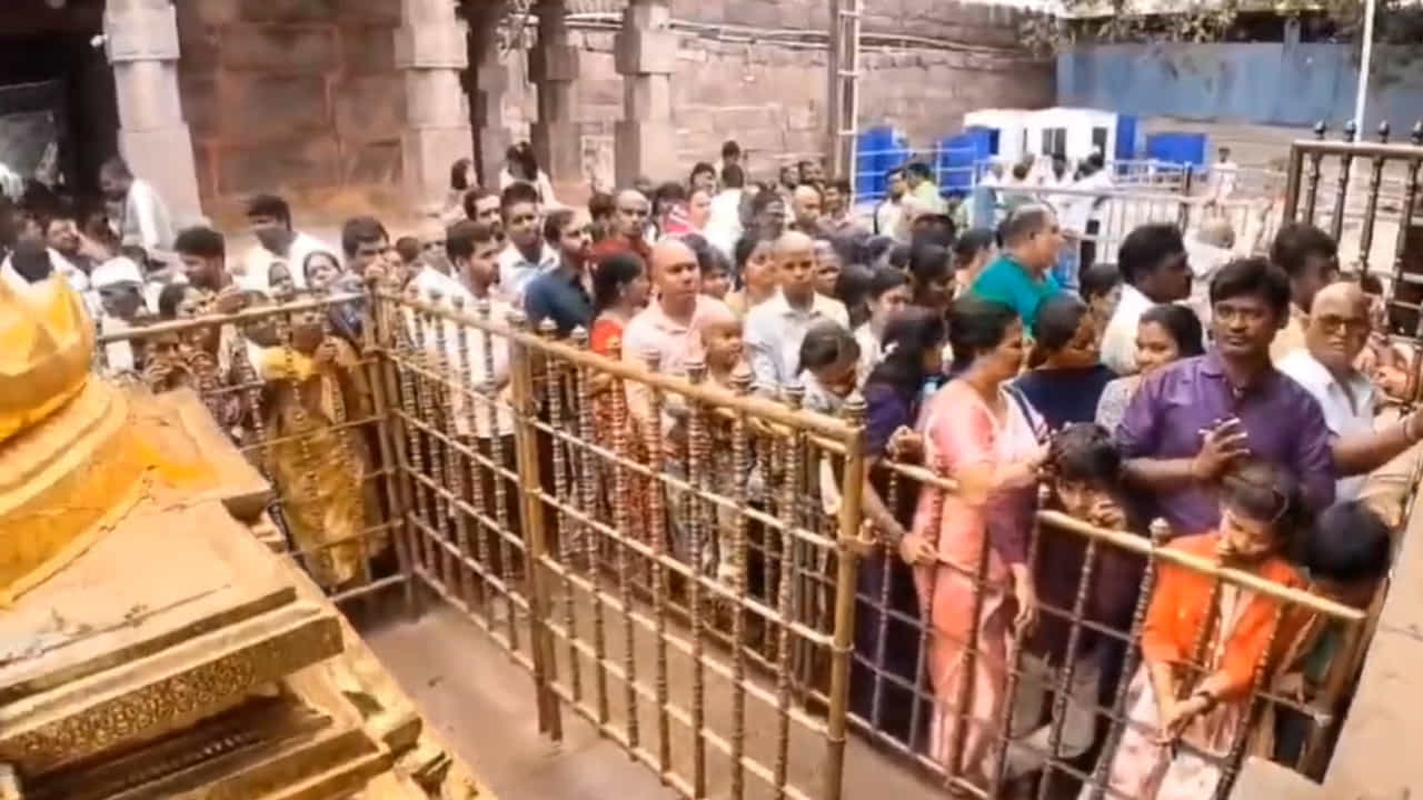 దర్శనార్థమై క్యూ లైన్లు, కంపార్ట్మెంట్లలో ఉన్న కన్నడ,మహారాష్ట్ర భక్తులకు ఎప్పటికప్పుడు అల్పాహారం, బిస్కట్స్ మంచినీరు అందిస్తున్నామని దేవస్థానం ఈవో శ్రీనివాసరావు తెలిపారు.