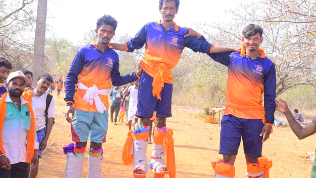 పాదయాత్ర చేసుకుంటూ వస్తున్న భక్తులు చేస్తున్న శివన్నామస్మరణతో అటవీప్రాంతం మార్మోగిపోతోంది. ఉగాది పర్వదినానికి ముందే కర్నాటక    భక్తులు శ్రీశైలానికి చేరుకుని అమ్మవారికి సారె సమర్పించి తమ మొక్కులు తీర్చుకుంటారు. 
