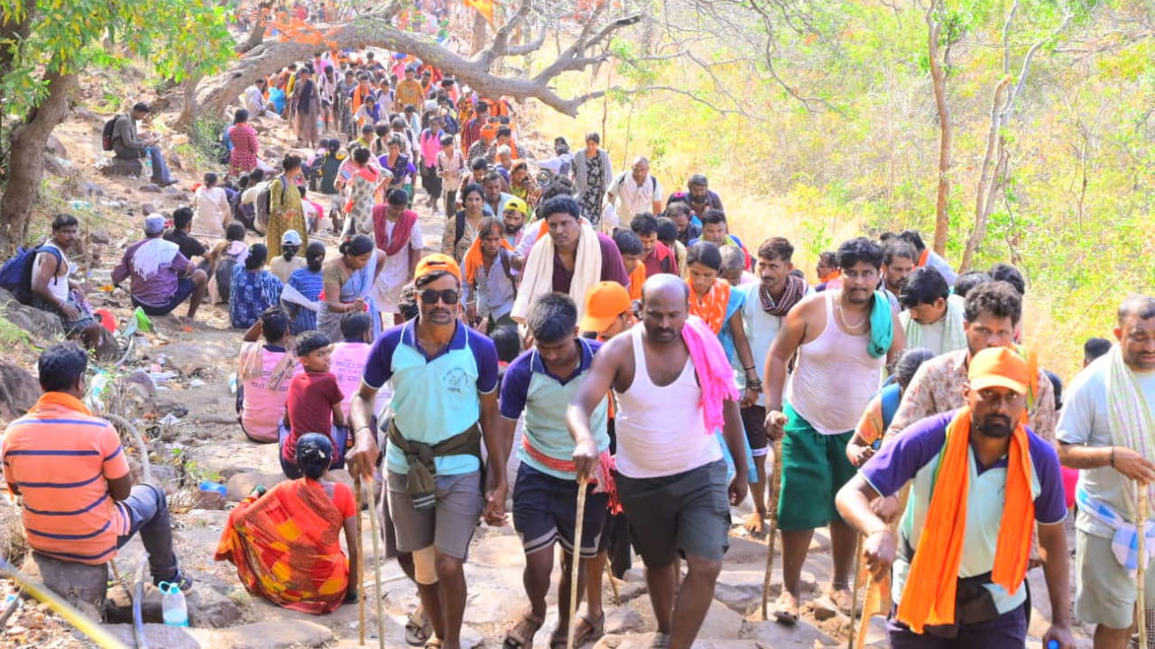 
అమ్మవారికి పుట్టింటి సారె...
 
శ్రీశైలంలోని శ్రీ మల్లికార్జున సమేత శ్రీ భ్రమరాంబికా దేవికి ఏటా ఉగాది ఉత్సవాలకు పుట్టింటి నుంచి సారె తీసుకురావడం ఆనవాయితీ. ఈ ఏడాది కూడా అమ్మవారి పుట్టిల్లుగా భావించే కర్ణాటక నుంచి భక్తులు సారె తీసుకొస్తున్నారు. పసుపు, కుంకుమ, గాజులు, వస్త్రాలు, ఒడి బియ్యాన్ని అమ్మవారికి సారెగా సమర్పిస్తారు. ఇందుకోసం కర్నాటక నుంచి వేల సంఖ్యలో భక్తులు నల్లమల అడవిని దాటుకుంటూ పాదయాత్రగా తరలివస్తున్నారు. వీరిలో మహిళలు, చిన్నారులు కూడా ఉన్నారు. కన్నడ భక్తులతో నల్లమల పరిసరాలు కిటకిటలాడుతున్నాయి. 