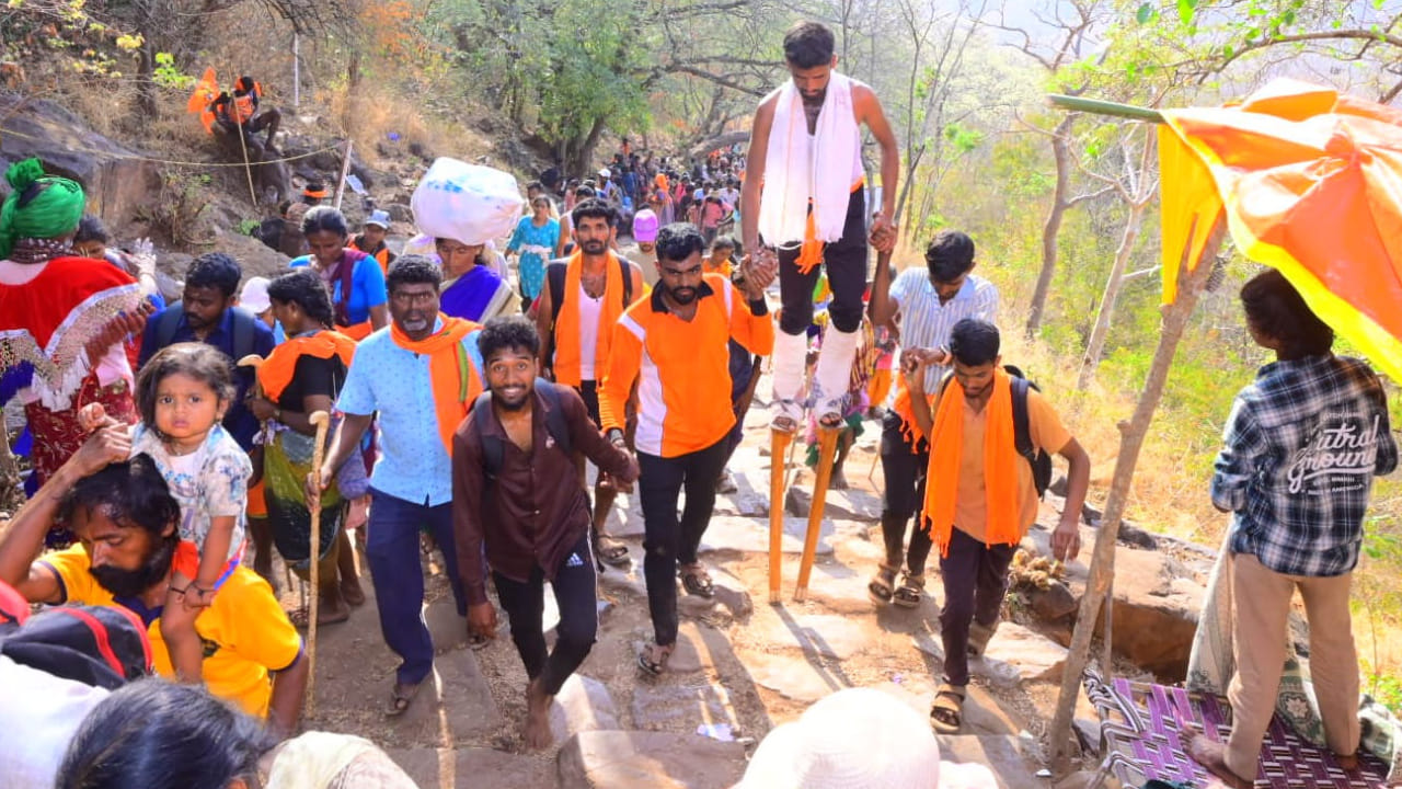 
కాళ్ళకు కర్రలు కట్టుకుని పాదయాత్ర...

కర్ణాటక రాష్ట్రంలోని పలు ప్రాంతాల నుంచి భక్తులు పాదయాత్ర చేసుకుంటూ వస్తున్నారు. ఉగాదికి ముందు గానే తమ సొంత ప్రాంతాల నుంచి బయలుదేరి ఉగాది పండగకు ముందు శ్రీశైలం చేరుకుంటారు.  కొంతమంది యువకులు కాళ్ళకు పొడవాటి కర్రలు కట్టుకుని పాదయాత్ర చేయడం విశేషం.