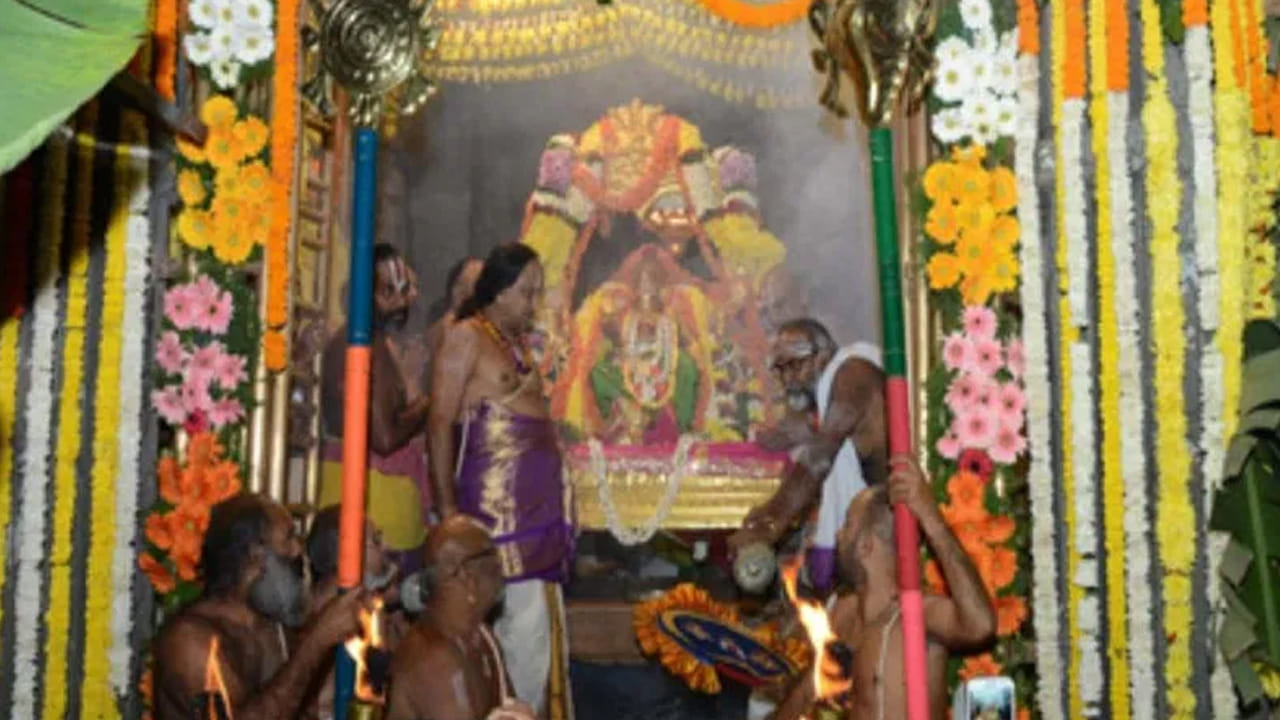 
సేవలో పాల్గొనే భక్తులకు కలుగు ఫలితాలు..

శ్రీవారి పవలింపు సేవలో పాల్గొనడం భక్తులకు అత్యంత పుణ్యప్రదమైనదిగా భావించబడుతుంది. ఈ సేవలో పాల్గొనే భక్తులు: 
 తమ పాపాలకు విముక్తి పొందుతారని విశ్వాసం.
 కుటుంబంలో శాంతి, సుఖసంతోషాలు కలుగుతాయని నమ్మకం.
 ఐశ్వర్యం, ఆరోగ్యం, ఆధ్యాత్మిక శాంతి లభిస్తాయని భక్తులు విశ్వసిస్తారు.
 చివరకు స్వామివారి అనుగ్రహంతో మోక్షప్రాప్తి కలుగుతుందని పురాణాలు చెబుతున్నాయి.
