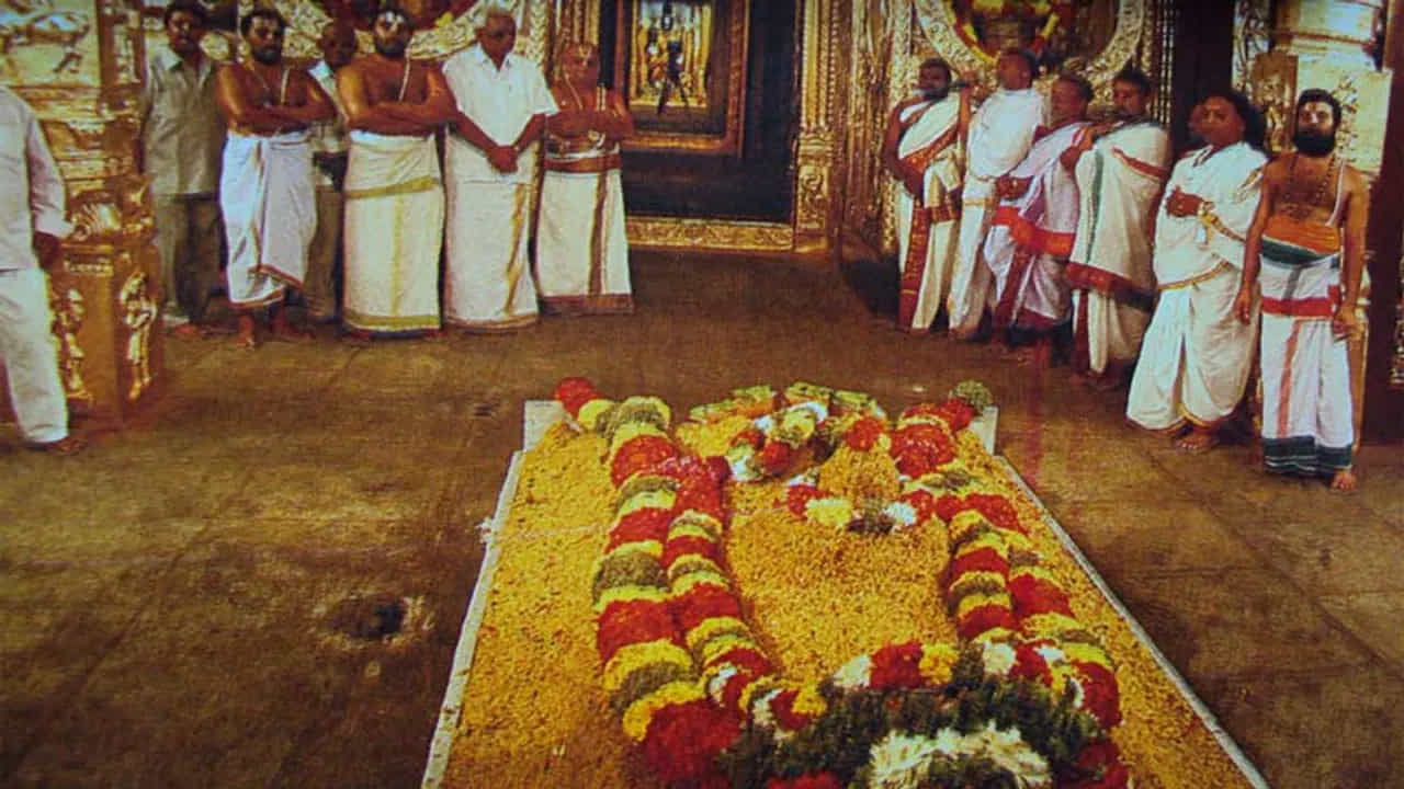 సేవలో పాల్గొనే విధానం.. 

శ్రీవారి పవలింపు సేవలో పాల్గొనాలనుకునే భక్తులు ముందుగానే టికెట్లు రిజర్వ్ చేసుకోవాలి. ఈ టికెట్లు తిరుమల తిరుపతి దేవస్థానం (TTD) అధికారిక వెబ్‌సైట్ లేదా TTD సేవా కేంద్రాల ద్వారా పొందవచ్చు. సేవ రోజున భక్తులు నిర్ణయించిన సమయానికి ఆలయానికి చేరుకుని, TTD సూచించిన విధానాలను పాటించాలి.