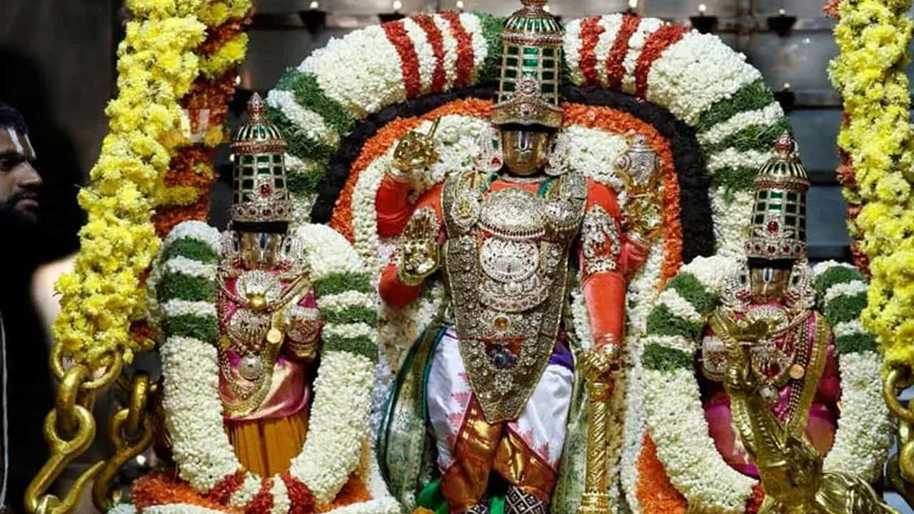 ఈ పవిత్ర సేవలో, ఉత్సవమూర్తి అయిన మలయప్ప స్వామి వారు శ్రీదేవి, భూదేవి సమేతంగా పల్లకిలో ఊరేగింపుగా తీసుకువెళ్తారు. ఆ తర్వాత స్వామివారిని ఆలయంలోని పవిత్ర స్థలానికి తీసుకెళ్లి, బంగారు తొట్టెలో విశ్రాంతి కల్పిస్తారు. వేదమంత్రాలు, అన్నమయ్య కీర్తనలు, మంగళ వాయిద్యాల మధ్య ఈ సేవ ఎంతో భక్తిశ్రద్ధలతో జరుగుతుంది.
