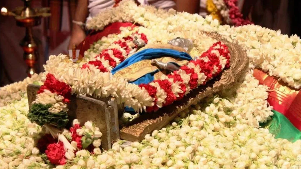 కలియుగ ప్రత్యక్ష దైవం తిరుమల తిరుపతి శ్రీవేంకటేశ్వరస్వామికి తెల్లవారుజాము నుంచి రాత్రి వరకు ప్రతినిత్యం అనేక సేవలు జరుగుతూనే ఉంటాయి. ఈ సేవలలో ముఖ్యమైనది శ్రీవారి పవలింపు సేవ. పవళింపు సేవ అనేది శ్రీ వేంకటేశ్వర స్వామివారికి రోజువారీగా నిర్వహించే అత్యంత పవిత్రమైన సేవల్లో ఒకటి. ఈ సేవలో స్వామివారికి రోజు కార్యక్రమాలు ముగిసిన తర్వాత విశ్రాంతి కల్పించే విధంగా నిద్రారాధన చేయబడుతుంది. భక్తుల హృదయాలను భక్తి భావంతో నింపే ఈ సేవ తిరుమలలో ప్రత్యేకమైన ఆధ్యాత్మిక అనుభూతిని అందిస్తుంది.
