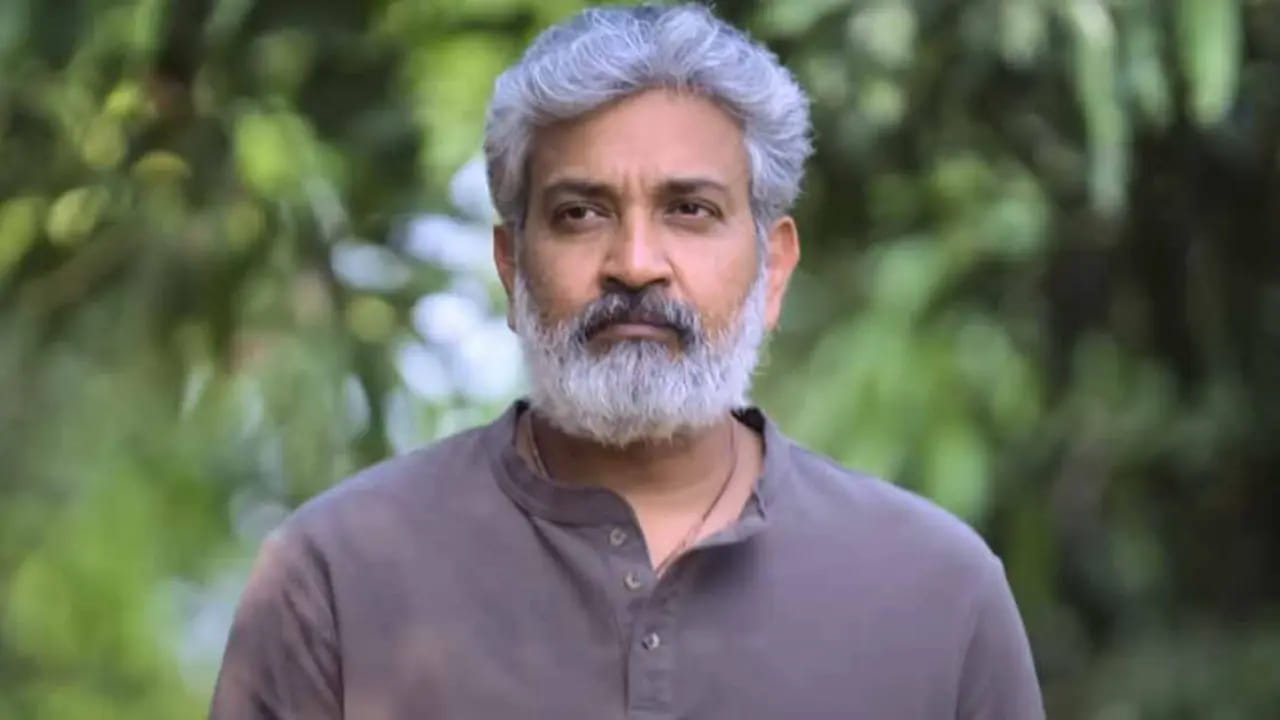 Director Rajamouli: కెరీర్ ప్రారంభంలో రాజమౌళికి డబ్బులిచ్చి అండగా నిలిచిన స్టార్ డైరెక్టర్.. ఎవరో తెలుసా?
