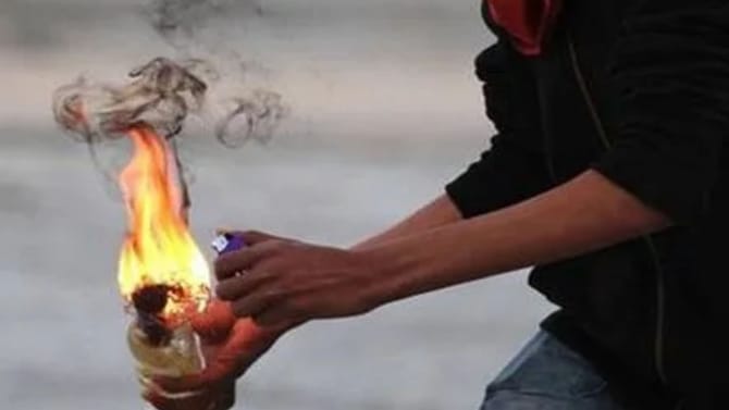 సర్పంచ్ కుటుంబంపై పెట్రోల్‌ పోసి నిప్పంటించినన యువకుడు