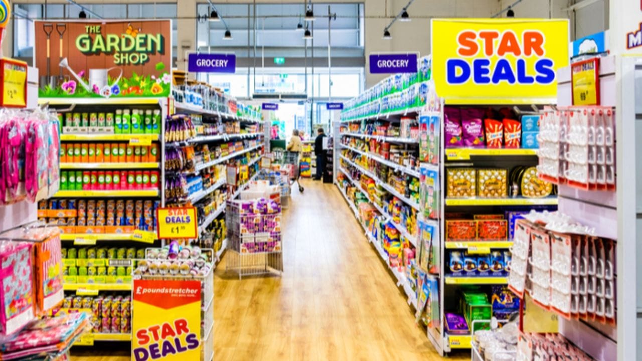 బల్క్‌ షాపింగ్: మీరు ఇంట్లోకి కావాల్సిన వస్తువల కోసం మళ్లీ మళ్లీ షాపింగ్‌కు వెళ్లకుండా ఒకేసారి పెద్ద మొత్తంలో వస్తువులను కొనుగోలు చేసేందుకు ప్రయత్నించండి. ఇలా చేయడం ద్వారా మీరు డబ్బును ఆదా చేసుకోవచ్చు. అంతేకాకుండా మీరు రోజు వాడే బియ్యం, గోధుమలు, పప్పులు, వంటి వాటిని మీరు రిటైల్ దుకాణాల నుండి కాకుండా నేరుగా హోల్‌సెల్‌ నుంచి కొనుగోలు చేయండి, బల్క్‌లో తీసుకున్నప్పుడు ఆఫర్స్ లేదా ధర తగ్గించి ఇచ్చే అవకాశం ఉంటుంది. 