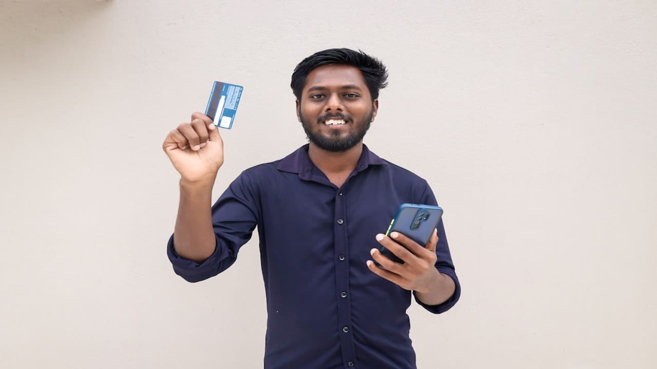 బ్యాంకులు స్థిరమైన ఆదాయం కలిగి ఉన్న వ్యక్తులకు మాత్రమే క్రెడిట్ కార్డులు జారీ చేస్తూ ఉంటాయి. శాలరీ పొందేవారు, వ్యాపారం చేసేవారికి క్రెడిట్ కార్డులు అందిస్తాయి. ఇక ఏదైనా స్థిరమైన ఆదాయం ఉన్నవారికి మాత్రమే బ్యాంకులు ఇస్తాయి. ఉద్యోగం, వ్యాపారం లేకపోయినా ఫిక్స్ డ్ డిపాజిట్ల రూపంలో క్రెడిట్ కార్డులు పొందవచ్చు