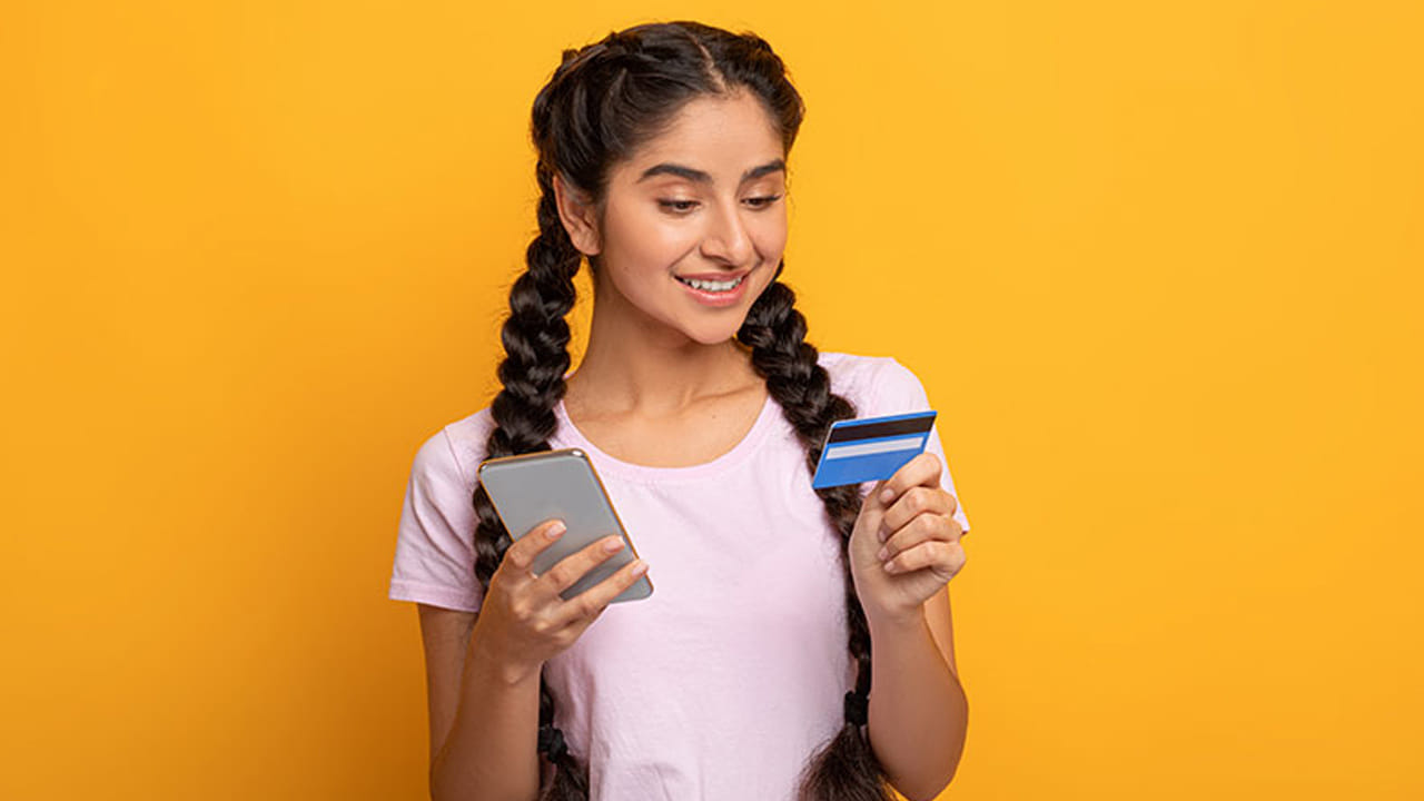 అయితే ఇండియాలో విద్యార్థులకు క్రెడిట్ కార్డులకు వస్తాయా.. లేదా.. అంటే.. విద్యార్థులకు స్థిరమైన ఆదాయం ఉండదు. చదువు, హాస్టల్ వసతి, ఇతర ఖర్చుల కోసం తల్లిదండ్రులపై ఆధారపడతారు. వారికి ఆదాయం లేకపోయినా భారతదేశంలో క్రెడిట్ కార్డులు పొందచ్చు. అదెలా అనేది ఇప్పుడు చూద్దాం.
