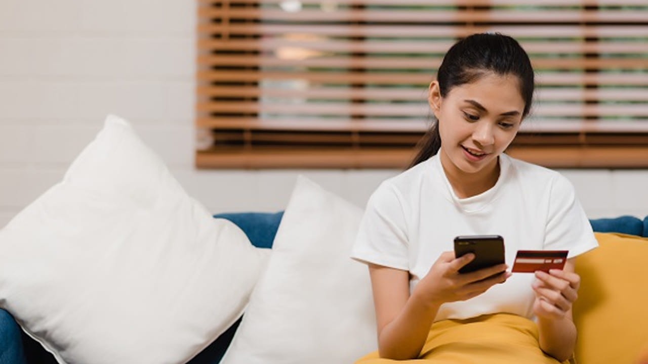 ఫిక్స్ డ్ డిపాజిట్ రూపంలో విద్యార్థులు క్రెడిట్ కార్డులు పొందవచ్చు. విద్యార్థి లేదా వారి తల్లిదండ్రులు బ్యాంకులో ఫిక్స్ డ్ డిపాజిట్ తెరిస్తే. క్రెడిట్ కార్డును జారీ చేస్తారు. ఫిక్స్ డ్ డిపాజిట్‌కు సమానంగా క్రెడిట్ కార్డు లిమిట్ ఉంటుంది. ఫిక్స్ డ్ డిపాజిట్‌ను ఆదాయంగా పరిగణించి బ్యాంకులు క్రెడిట్ కార్డులు జారీ చేస్తాయి. 
