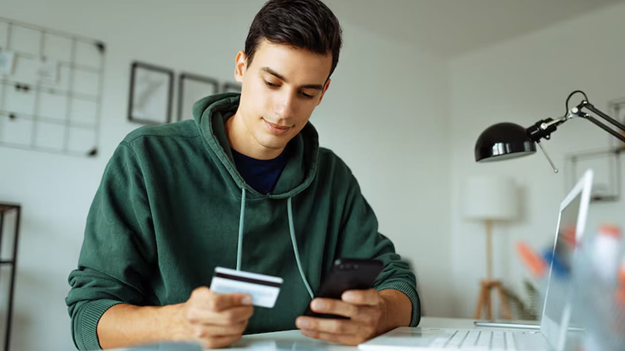 ఒకవేళ క్రెడిట్ కార్డు బిల్లు కట్టకపోతే ఫిక్స్ డ్ డిపాజిట్ నుంచి జమ చేసుకుంటాయి. ఇక యాడ్ ఆన్ కార్డు విధానంలో కూడా క్రెడిట్ కార్డ్ పొందవచ్చు.  తల్లిదండ్రులు ప్రధాన హోల్డర్‌గా ఉండి విద్యార్థికి అదే అకౌంట్‌తో అనుసంధానించబడ్డ క్రెడిట్ కార్డు జారీ చేస్తారు.  ఇక ఫిన్ టెక్ కంపెనీలు ఎంట్రీ లెవల్ క్రెడిట్ కార్డులను అందిస్తున్నాయి.
