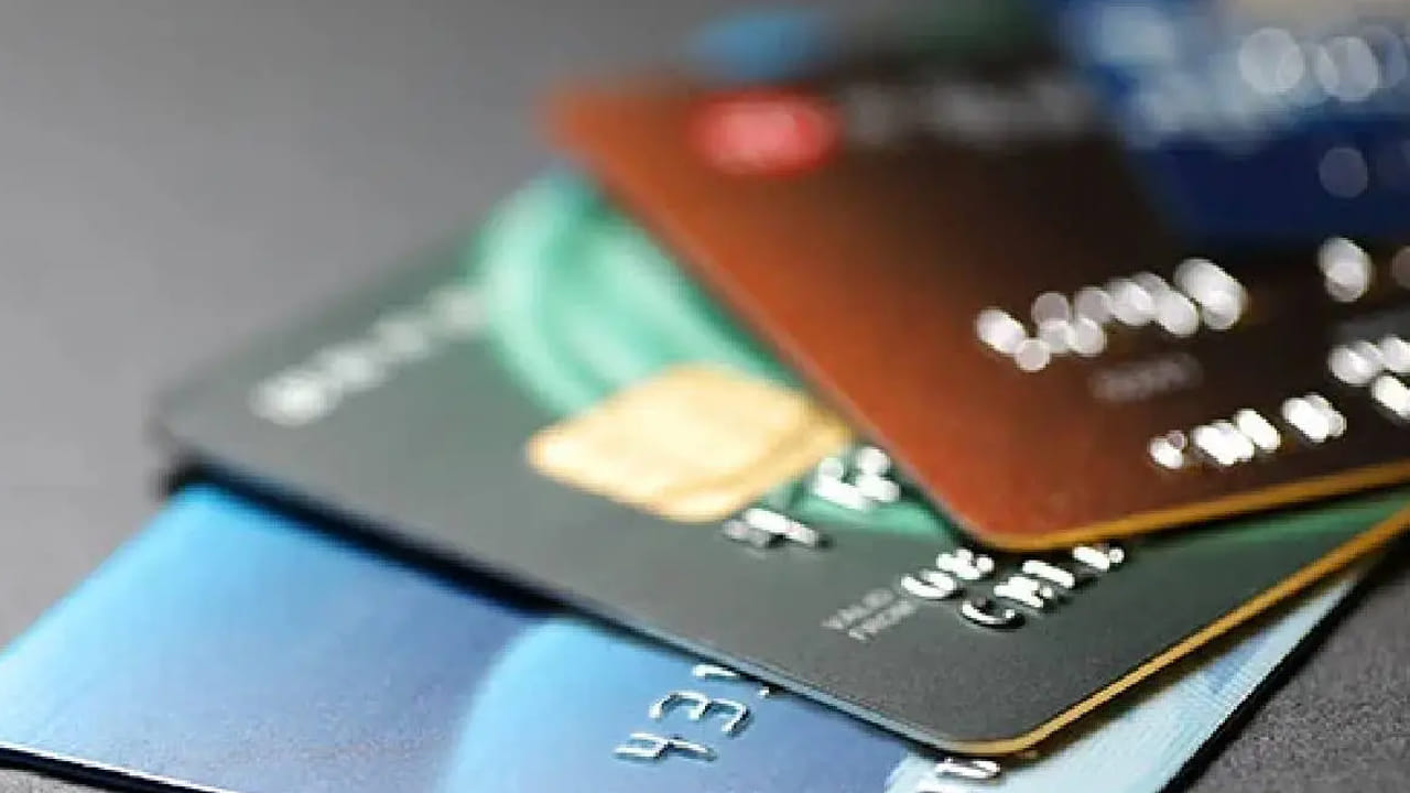 ఫిన్‌టెక్ యాప్‌ల నుంచి ఈ క్రెడిట్ కార్డులు విద్యార్థులు తీసుకోవచ్చు. చిన్న డిపాజిట్ లేదా ప్రీపెయిడ్ బ్యాలెన్స్ అవసరం వీటికి ఉంటుంది. ఫిక్స్ డ్ డిపాజిట్‌ను పోలి ఈ విధానం ఉంటుంది. విద్యార్థులు తమ క్రెడిట్ స్కోర్‌ను పెంచుకోవడానికి ఇది ఉపయోగపడుతుంది. భవిష్యత్తులో రుణాలు పొందేందుకు సహాయపడుతుంది.