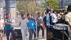 రోడ్డెక్కి గగ్గోలు పెడుతున్న వర్సిటీ విద్యార్థులు..!