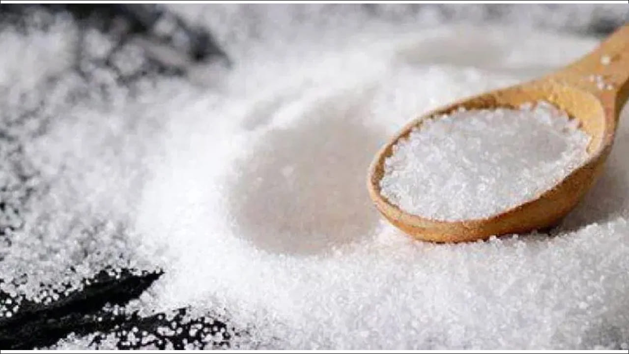  మీరు వరుసగా పది రోజులు మీ ఆహారం నుండి చక్కెరను తొలగిస్తే మీ శరీరంలో అనేక మార్పులను మీరు గమనించవచ్చు. చక్కెర తినడం వల్ల మెదడులో డోపమైన్ విడుదల అవుతుంది. చక్కెరను తగ్గించడం వల్ల మొదట్లో మీరు ఉత్సాహంగా అనిపించవచ్చు.