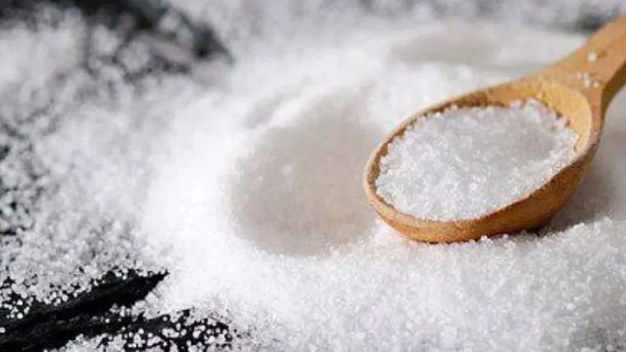 చక్కెర మరీ ఎక్కువగా తింటే మెదడులో అనుసంధాన వ్యవస్థ క్షీణిస్తుంది. నాడీకణాలను అదుపులో పెట్టే రసాయనాలు అస్తవ్యస్తం కావటం వల్ల ప్రవర్తన, నిర్ణయాలు తీసుకునే సామర్థ్యం సన్నగిల్లుతాయి. జ్ఞాపకశక్తికి కీలక కేంద్రమైన హిప్పోక్యాంపస్‌ కూడా దెబ్బతిని మతిమరుపు (అల్జీమర్స్‌) తలెత్తుతుంది. మెదడులో రక్త ప్రసరణ తగ్గుతుంది. విషయగ్రహణ సమస్యలు, మెదడుకు త్వరగా వృద్ధాప్యం రావటం, కుంగుబాటు, ఆందోళన, మెదడులో వాపు తలెత్తుతాయి. అందుకే చక్కెరకు దూరంగా ఉండాలి.