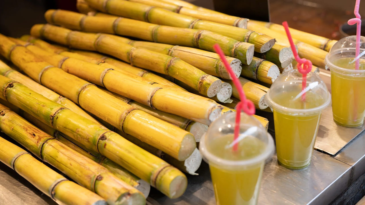 మూత్రపిండాల సమస్యలు:  కిడ్నీ సమస్యలతో బాధపడేవారు పొటాషియం విషయంలో జాగ్రత్తగా ఉండాలి. ఒక గ్లాసు చెరకు రసంలో 250-300 మిల్లీగ్రాముల పొటాషియం ఉంటుంది. మూత్రపిండాలు సరిగ్గా పనిచేయని పక్షంలో ఈ పొటాషియం శరీరంలో పేరుకుపోయి, గుండె,  కండరాల పనితీరుపై ప్రతికూల ప్రభావం చూపుతుంది.
