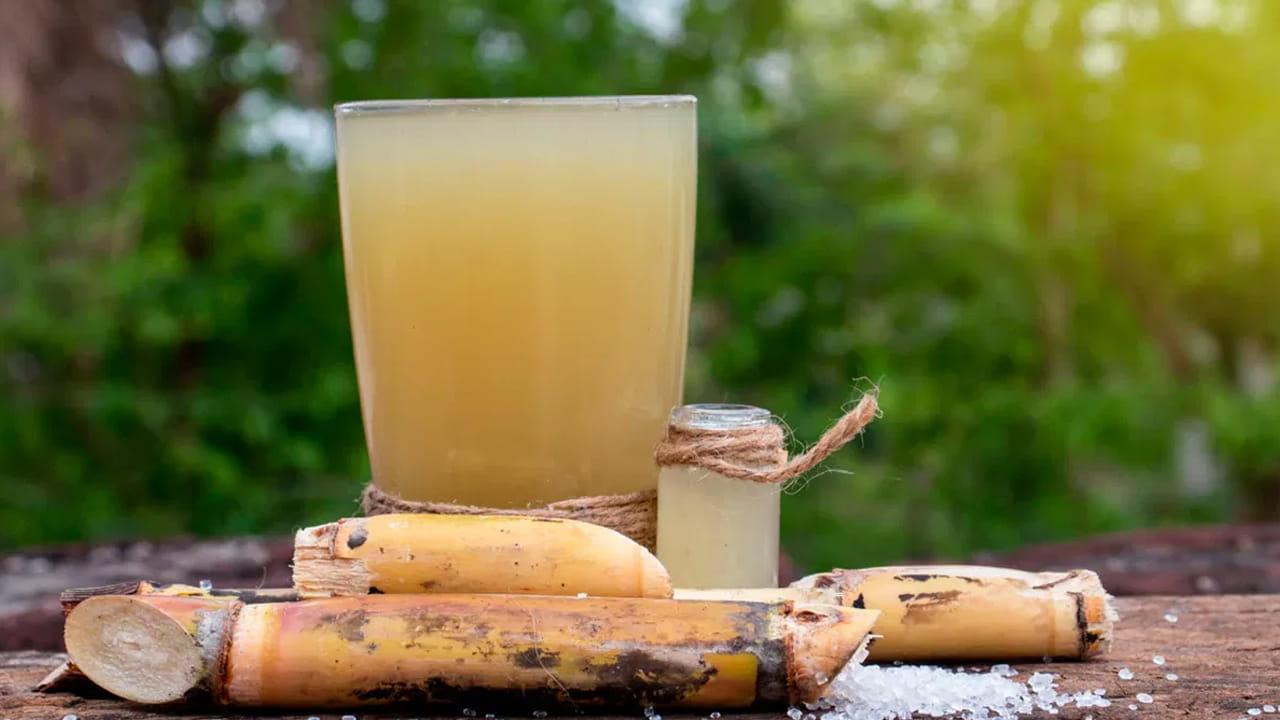 ఇరిటబుల్ బవెల్ సిండ్రోమ్: తరచుగా కడుపు నొప్పి, ఉబ్బరం, గ్యాస్ లేదా విరేచనాలతో బాధపడేవారు చెరకు రసం తాగకపోవడమే ఉత్తమం. ఇందులోని అధిక చక్కెర పేగుల్లో ద్రవాకర్షణ ప్రభావాన్ని కలిగించి, జీర్ణ సమస్యలను మరింత ఎక్కువ చేస్తుంది. సున్నితమైన కడుపు ఉన్నవారికి ఇది చికాకు కలిగిస్తుంది.
