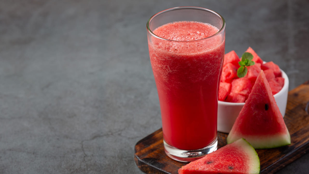 పుచ్చకాయ రసం: కేవలం నీటి శాతం ఆధారంగా చూస్తే, పుచ్చకాయ రసం వేసవిలో అత్యంత అద్భుతమైన పానీయం. ఇందులో దాదాపు 90శాతం నీరు ఉంటుంది. విటమిన్ ఎ, సి మరియు లైకోపీన్ వంటి శక్తివంతమైన యాంటీఆక్సిడెంట్లు ఇందులో ఉంటాయి. శరీరానికి తేమను అందించి, దాహాన్ని తీర్చడంలో పుచ్చకాయ రసం ముందుంటుంది. ఇది వాపును తగ్గించి, చర్మ సౌందర్యానికి, గుండె ఆరోగ్యానికి తోడ్పడుతుంది.
