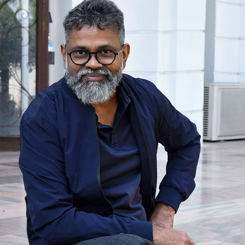 స్టార్ డైరెక్టర్స్ లో సుకుమార్ ఒకరు. తన క్రియేటివిటీతో సినిమాలు తెరకెక్కించి మంచి విజయాలను అనుకున్నాడు సుకుమార్. జగడం సినిమాతో కెరీర్ మొదలు పెట్టి ఆర్యసినిమాతో బ్లాక్ బస్టర్ అందుకున్నారు. ఆతర్వాత వరుసగా సినిమాలు చేస్తూ దూసుకుపోతున్నారు. వరుసగా సినిమాలు చేస్తూ సక్సెస్ లు అందుకుంటున్నారు. పుష్ప , పుష్ప 2 సినిమాలతో సంచలన విజయాలను అందుకున్నారు సుకుమార్.