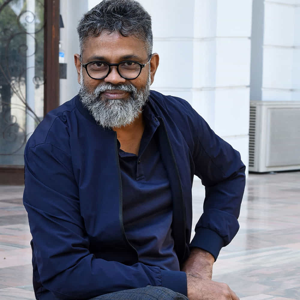 స్టార్ డైరెక్టర్స్ లో సుకుమార్ ఒకరు. తన క్రియేటివిటీతో సినిమాలు తెరకెక్కించి మంచి విజయాలను అనుకున్నాడు సుకుమార్. జగడం సినిమాతో కెరీర్ మొదలు పెట్టి ఆర్యసినిమాతో బ్లాక్ బస్టర్ అందుకున్నారు. ఆతర్వాత వరుసగా సినిమాలు చేస్తూ దూసుకుపోతున్నారు. వరుసగా సినిమాలు చేస్తూ సక్సెస్ లు అందుకుంటున్నారు. పుష్ప , పుష్ప 2 సినిమాలతో సంచలన విజయాలను అందుకున్నారు సుకుమార్.