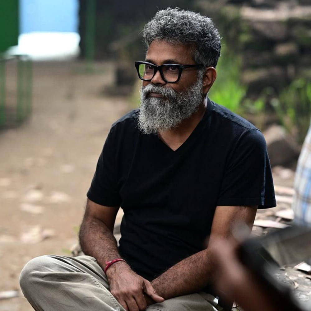 సుకుమార్ చేసిన సినిమాల్లో మహేష్ బాబుతో చేసిన వన్ నేనొక్కడినే సినిమా ఒకటి. ఈ సినిమా కమర్షియల్ గా విజయం సాధించకపోయినా చాలా మందికి ఫేవరెట్ సినిమా ఇది. ఇప్పటికీ ఓటీటీలో, టీవీల్లో ఈ సినిమాను తెగ చూస్తుంటారు ప్రేక్షకులు. అలాగే ఈ సినిమాలో మహేష్ బాబు యాక్టింగ్, దేవీ శ్రీ ప్రసాద్ సంగీతం సినిమాకే హైలైట్ గా నిలిచాయి. ఈ సినిమా గురించి గతంలో సుకుమార్ ఓ ఇంటర్వ్యూలో మాట్లాడుతూ..