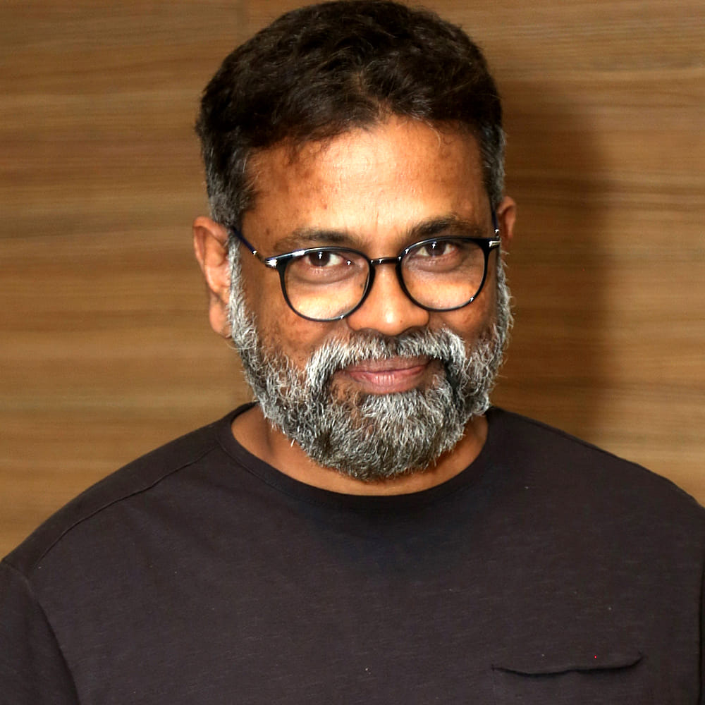 ఇక ఇప్పుడు సుకుమార్ ఎవరోతో సినిమా చేయనున్నారా అని ఆసక్తి అందరిలో నెలకొంది. ఇదిలా ఉంటే సుకుమార్ ఓ సినిమా గురించి చేసిన కామెంట్స్ ఇప్పుడు సోషల్ మీడియాలో వైరల్ గా మారింది. తాను తెరకెక్కించిన ఓ సినిమాను కథ మార్చి తీసి ఉంటే బ్లాక్ బస్టర్ అయ్యేది అని అన్నారు సుకుమార్. ఆ సినిమా ఎదో తెలుసా.?