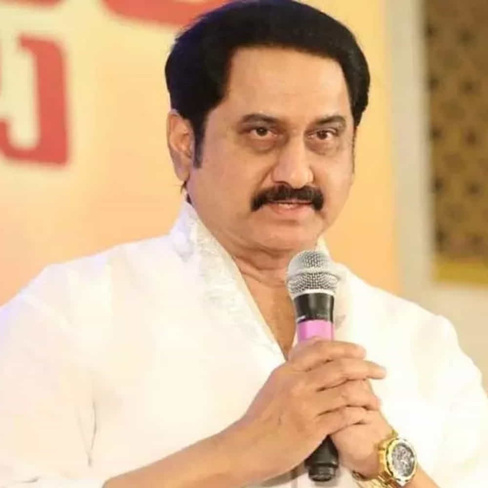 ప్రముఖ నటుడు సుమన్, దివంగత నటుడు శోభన్ బాబు గారి జీవనశైలి, ఆర్థిక సూచనలు, అలాగే అన్నమయ్య చిత్రంలో తన వెంకటేశ్వర స్వామి పాత్ర గురించి ఉన్న కొన్ని పుకార్లపై ఓ ఇంటర్వ్యూలో పంచుకున్నారు. అన్నమయ్య చిత్రంలో శ్రీనివాసుడి పాత్ర ముందు శోభన్ బాబు గారికి ఆఫర్ చేశారని, ఆయన నిరాకరించడంతో ఆ పాత్ర సుమన్ దగ్గరకు వచ్చిందనే వార్త కేవలం ఒక పుకారు మాత్రమేనని సుమన్ స్పష్టం చేశారు.