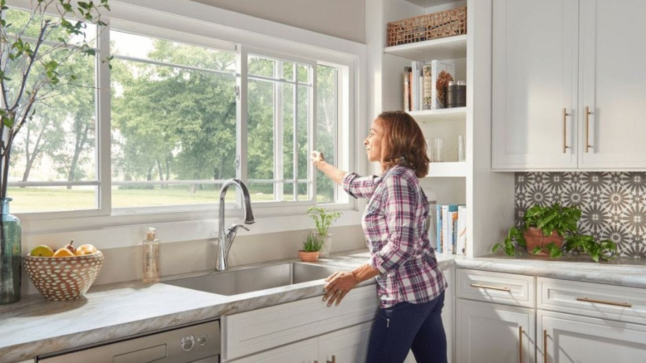 కిటికీలు తెరిచే సమయంలో జాగ్రత్త: వేసవిలో ఇంటికి చల్లగా ఉంచుకోవడం చాలా ముఖ్యం.. కానీ ఈ విషయం కొందరు చేసే తప్పుల కారణంగా ఇంటి వాతావరణం వేడిగా మారుతుంది. అవును బయట గాలి వల్ల ఇంట్లో చల్లదనం ఏర్పడుతుందని చాలా మంది రోజుమొత్తం కిటికీలు తెరిచి ఉంచుతారు. కానీ, దీనివల్ల బయట ఉండే వేడి గాలి లోపలికి ప్రవేశిస్తుంది. ఉదయం 8 గంటల లోపు, సూర్యాస్తమయం తర్వాత మాత్రమే కిటికీలు తెరవాలి. మధ్యాహ్న సమయంలో కిటికీలు మూసివేసి, మందపాటి తెరలు వేయడం వల్ల నేరుగా ఎండ లోపలికి రాకుండా ఉంటుంది. ఇది వల్ల ఇళ్లు చల్లగా ఉంటుంది.