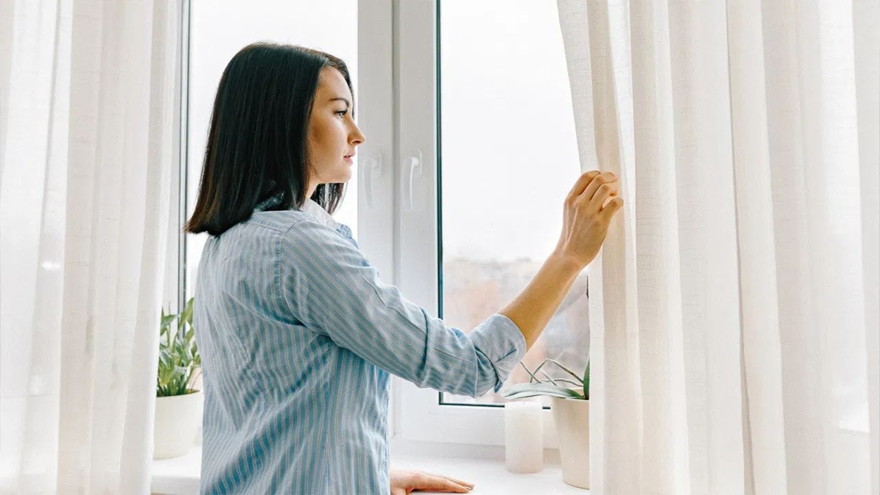 లేత రంగు తెరలు: చాలా మంది ఇంటి డోర్స్‌కు రంగురంగుల కర్టెన్స్ వేస్తారు. కానీ ముదురు రంగు కర్టెన్స్ వేడిని త్వరగా పీల్చుకుంటాయి. కాబట్టి కిటికీలకు, తలుపులకు ఎల్లప్పుడు లేత రంగు కర్లెన్స్‌ మాత్రమే వాడండి. ఇవి ఎండను వెనక్కి నెట్టి, గదిని చల్లగా ఉంచడానికి సహాయపడతాయి. రాత్రి పడుకునే ముందు కిటికీ దగ్గర తడి తువ్వాలు లేదా తడి కర్లెన్స్‌ను కడితే, బయట నుండి వచ్చే గాలి ఆ తేమను తగిలి గదిలోకి చల్లగా వస్తుంది. సమ్మర్ ఈ సింపుల్ టిప్స్ పాటిస్తే, ఏసీ, కూలర్ లేకుండానే మీ ఇంటిని చల్లగా ఉంచుకోవచ్చు. 