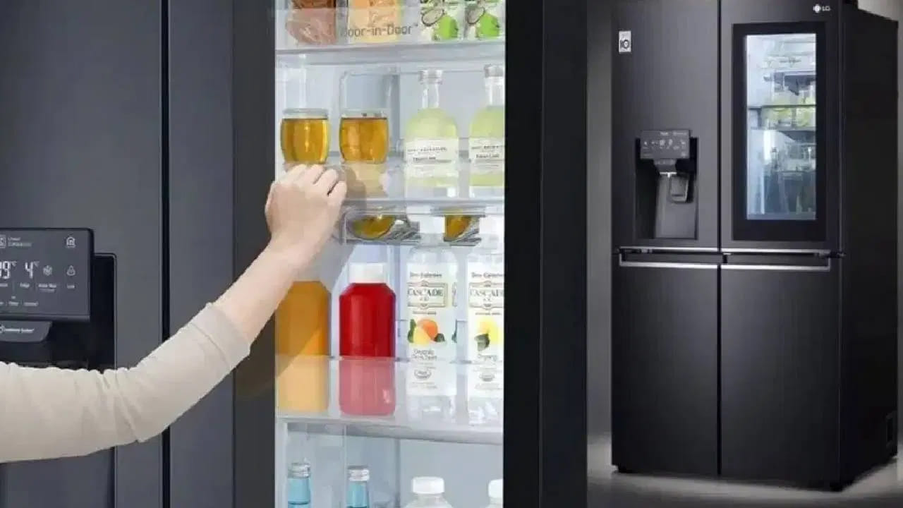 వేడి వస్తువులను దూరం: వండిన వెంటనే వేడి ఆహారాన్ని నేరుగా ఫ్రిజ్‌లో పెట్టకండి. అది గది ఉష్ణోగ్రతకు వచ్చాకే లోపల పెట్టండి. వేడి వస్తువులను లోపల పెట్టడం వల్ల ఫ్రిజ్ లోపల ఉష్ణోగ్రత పెరిగి, దానిని తగ్గించడానికి కంప్రెసర్ మీద ఎక్కువ భారం పడుతుంది. వేసవి వచ్చే ముందే ప్రొఫెషనల్ టెక్నీషియన్‌తో సర్వీసింగ్ చేయించుకోవడం ఉత్తమం. దీనివల్ల గ్యాస్ లీకేజీలు ఉన్నా లేదా ఇతర సమస్యలు ఉన్నా ముందుగానే పరిష్కరించుకోవచ్చు.
