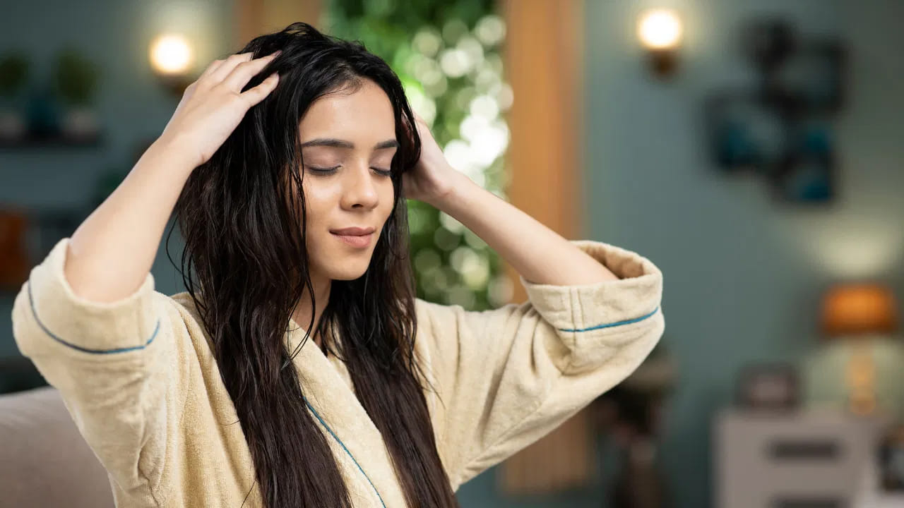 హెల్త్‌లైన్ నివేదికల ప్రకారం.. వేసవిలో కూడా జుట్టుకు నూనె పెట్టడం ప్రయోజనకరమే. ముఖ్యంగా కొబ్బరి నూనె జుట్టు మూలాల్లోకి లోతుగా చొచ్చుకుపోయి, ప్రోటీన్ నష్టాన్ని తగ్గిస్తుంది. ఇది జుట్టు విరిగిపోకుండా పెళుసుగా మారకుండా రక్షణ కవచంలా పనిచేస్తుంది. ఎండ వల్ల కలిగే నష్టాన్ని తగ్గించి, జుట్టుకు అవసరమైన తేమను అందించడంలో నూనె కీలక పాత్ర పోషిస్తుంది.
