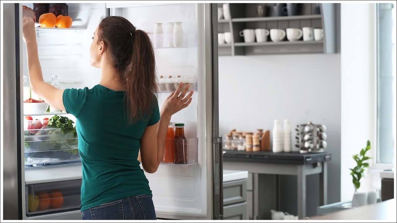  ఫ్రిజ్‌ను గోడకు ఆనించి ఉంచితే దాని బాడీ వేడిగా ఉంటుంది. కంప్రెసర్ ఎక్కువ పని చేయాల్సి ఉంటుంది. దీనివల్ల విద్యుత్ బిల్లు పెరుగుతుంది. ఫ్రిజ్ మరమ్మతు ఖర్చు కూడా పెరుగుతుంది. నిరంతరం వేడెక్కడం కూడా ఫ్రిజ్ జీవితకాలంపై ప్రతికూల ప్రభావాన్ని చూపుతుంది.