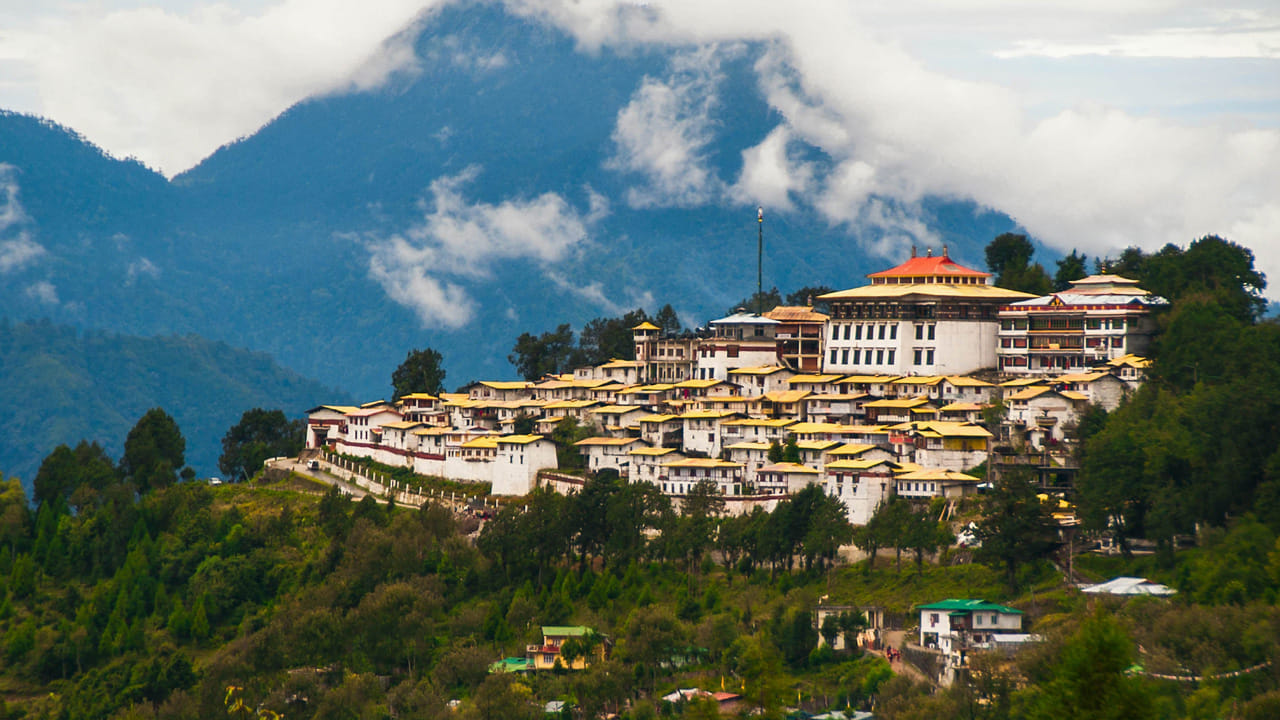 తవాంగ్, అరుణాచల్ ప్రదేశ్ : అరుణాచల్ ప్రదేశ్ అందమైన పర్యాటక ప్రాంతంలో ఒకటి. ఇది భారతీయుల స్వర్గధామం అని చెప్పాలి. తవాంగ్  వేసవి కాలంలో చాలా చల్లగా ఉంటుంది. బౌద్ధ మఠం, ఎత్తైనా కొండలు, పచ్చటి ప్రకృతి మధ్య ఎంజాయ్ చేయాలి అనుకునే వారికి ఇది బెస్ట్.