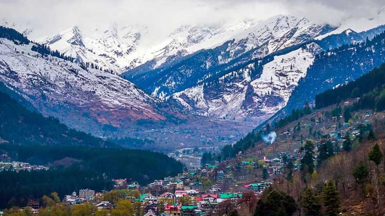 స్పితి వ్యాలీ, హిమాచల్ ప్రదేశ్ : ఎక్కువ మంది పర్యాటకులను ఆకర్షించే అద్భుతమైన ప్రదేశం . ఇక్కడ చుట్టూ లోయలు, అందమైన చెట్లు, ట్రెక్కింగ్ కూడా చేయవచ్చు. అందమైన లోయల మధ్య ఆనందంగా ఎంజాయ్ చేయాలి అనుకునే వారికి స్పితి లోయ బెస్ట్ టూరిస్ట్ ప్లేస్ అని చెప్పాలి.